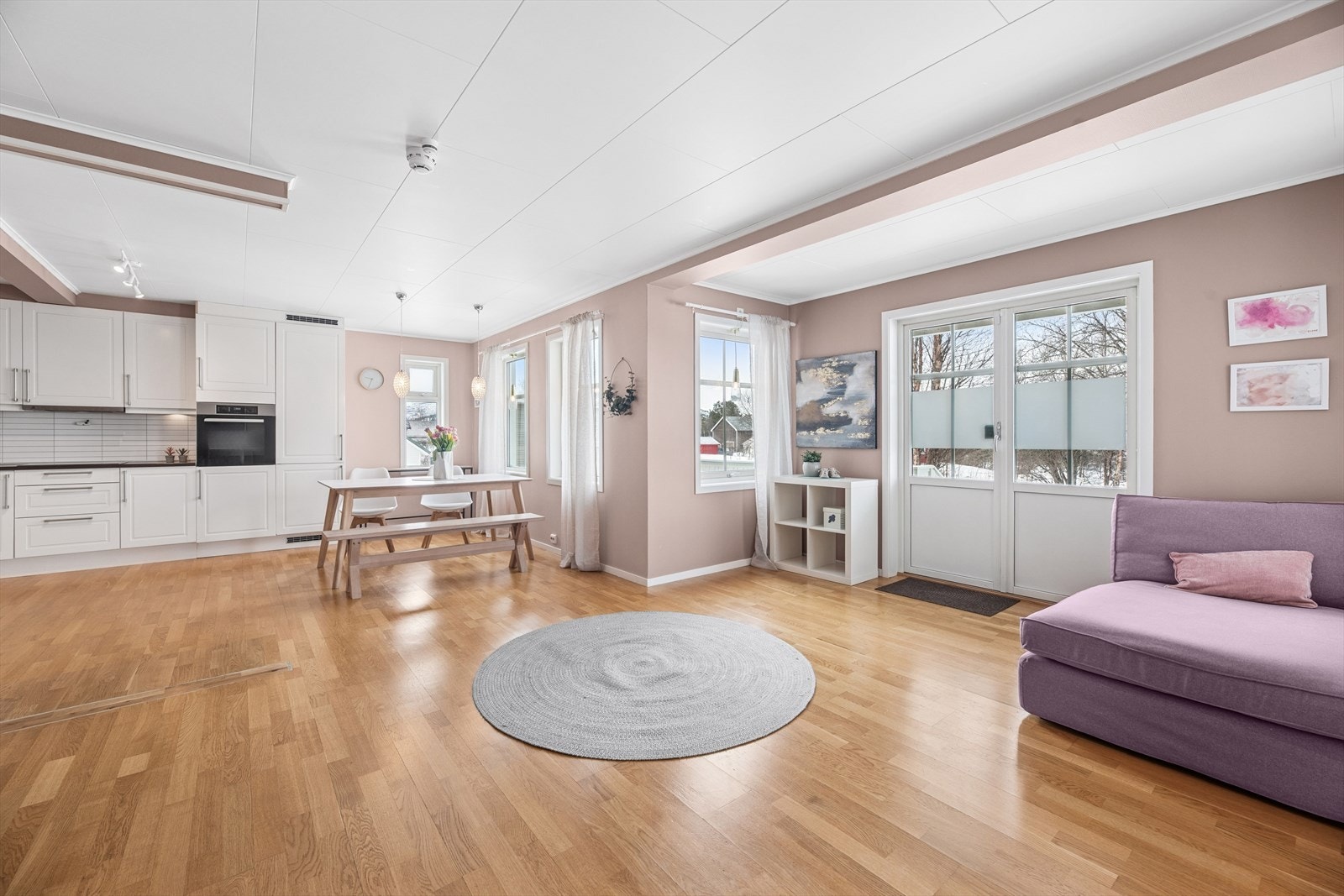 Herlig allrom med utgang til veranda og hage. Galleribilde