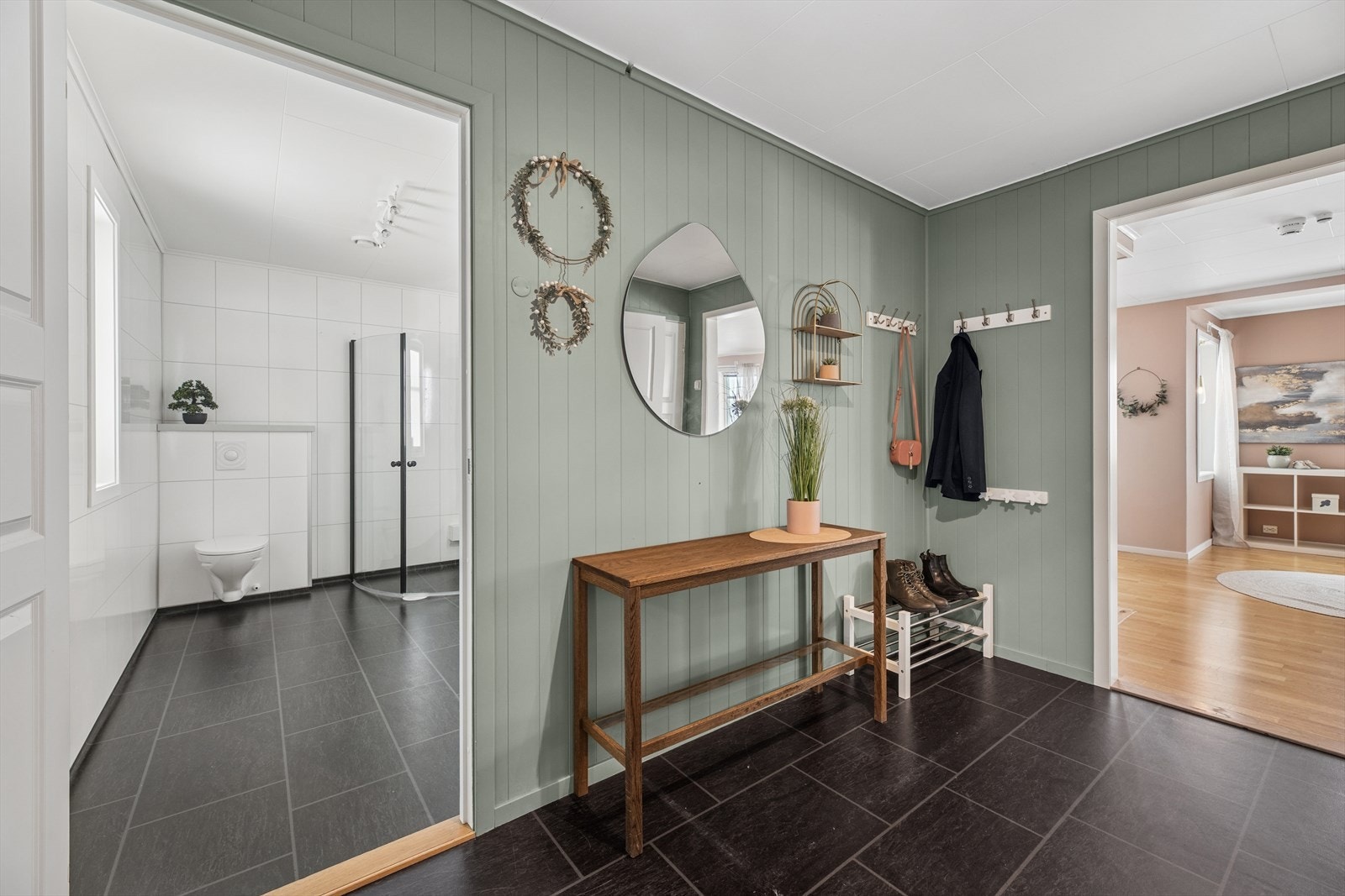 Hyggelig entré malt i en lun og fin grønntone. Galleribilde