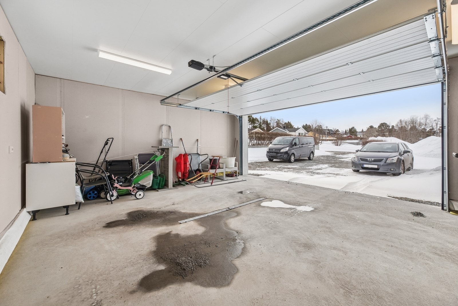 Dobbel garasje og godt med biloppstillingsplasser. Galleribilde