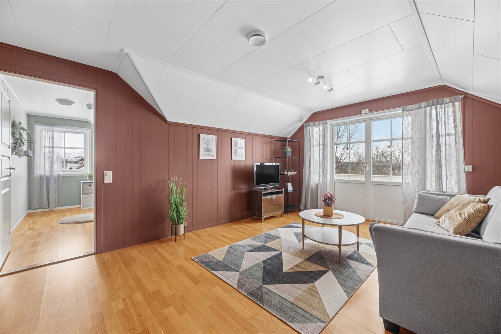 Ellers i etasjen er det 3 gode soverom, et bad, boder og en garderobe. Galleribilde