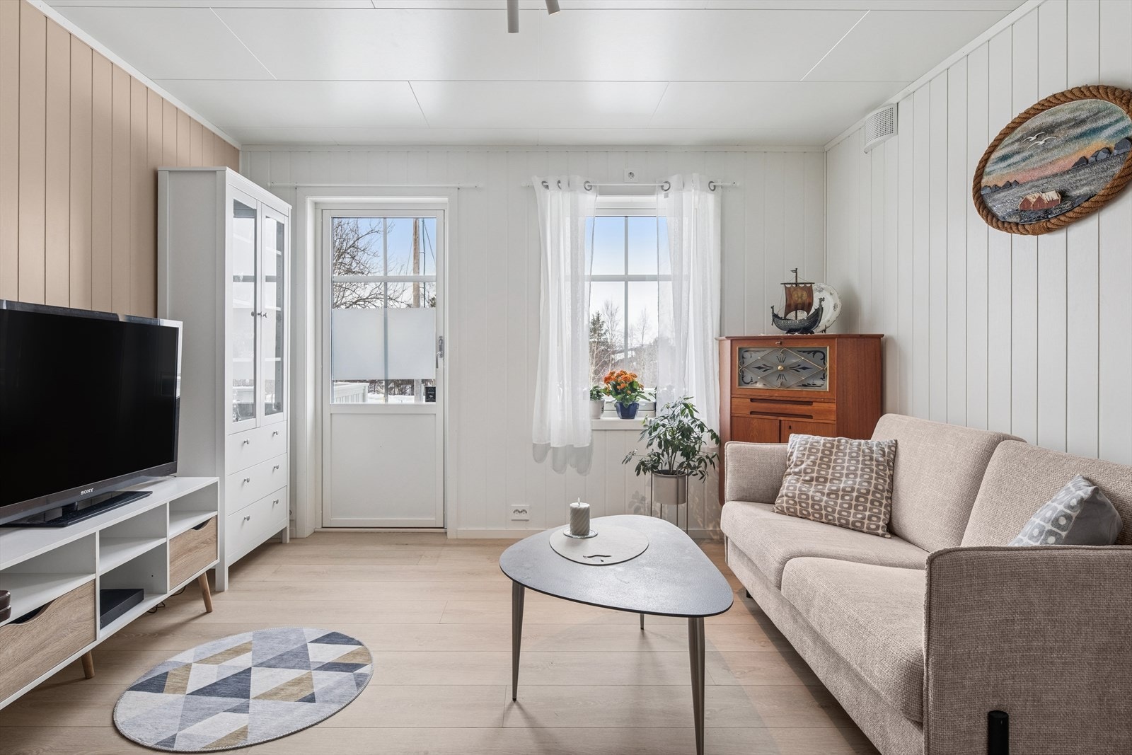 Lys og fin stue med plass til sofa. Galleribilde