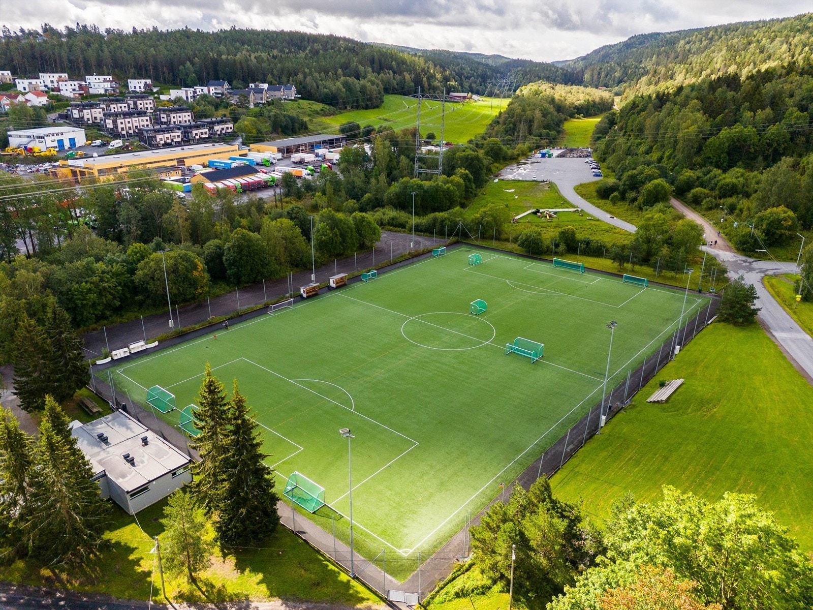 Det er flere idrettstilbud for sma og store i omra det, blant annet ligger Ellingsrud kunstgressbane (EIL) kort avstand unna. Galleribilde