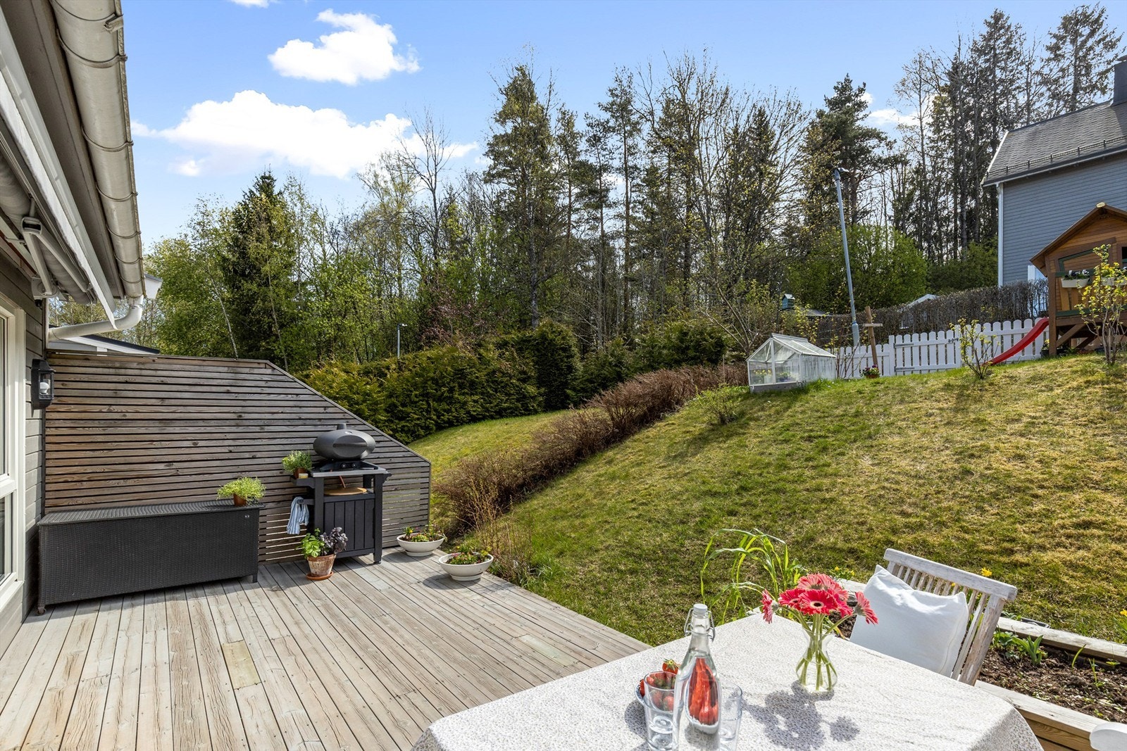 Her kan man også ha grill og utekjøkken- perfekt for å invitere venner og familie på middagsbesøk. Galleribilde