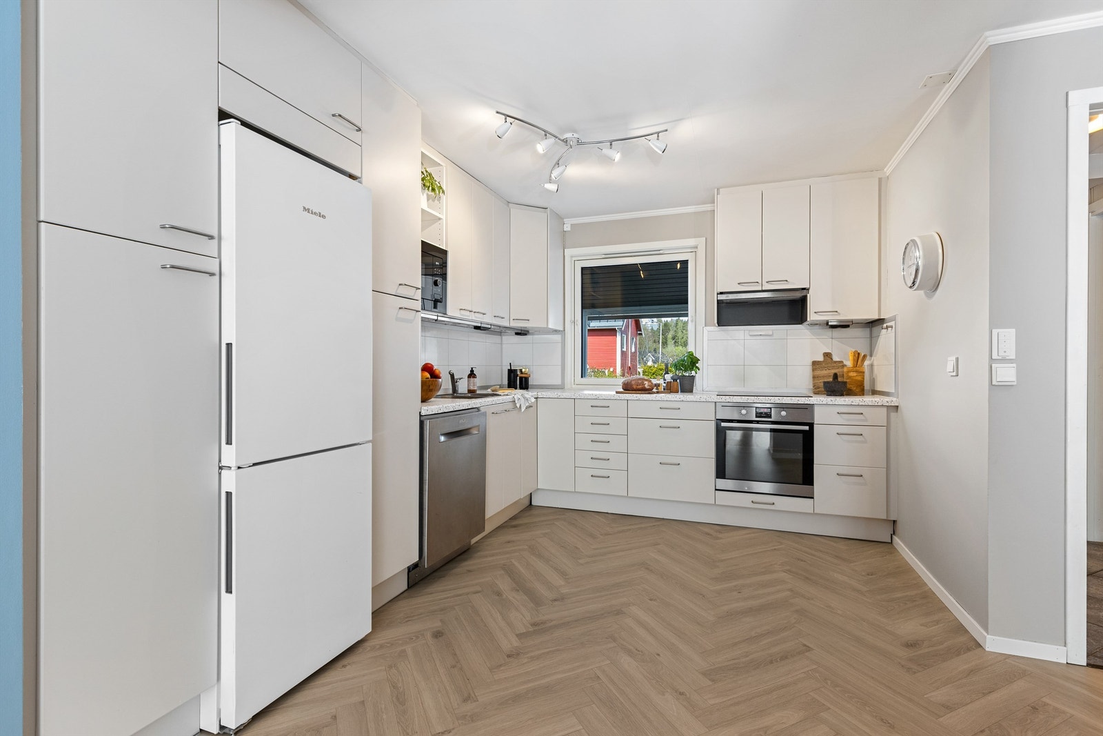 Det er rikelig med oppbevaringsplass i både skuffer og skap, og den store benkeplaten gjør det enkelt å tilberede gode måltider. Galleribilde