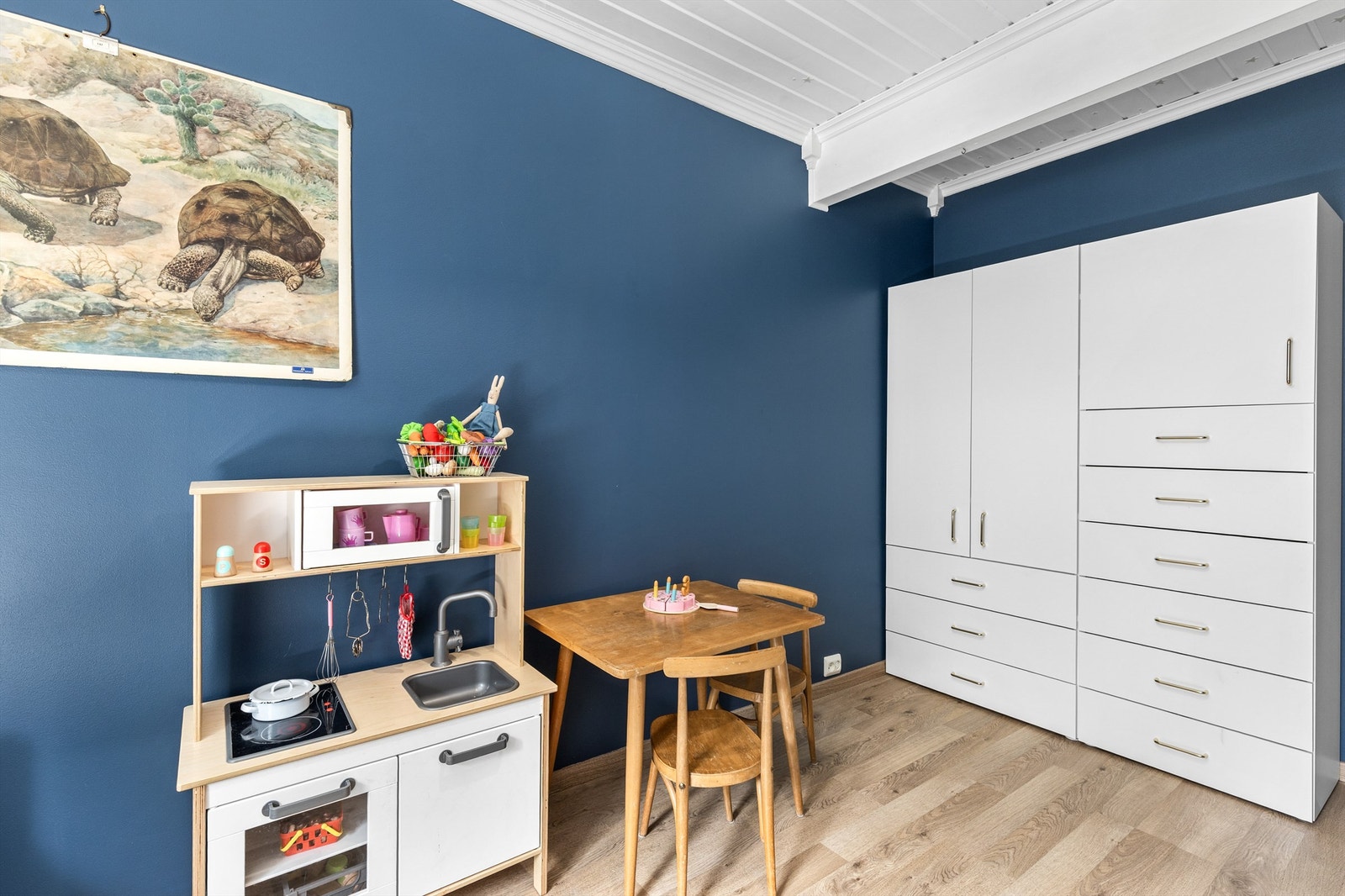 Rommet passer perfekt som barnerom, gjesterom eller kontor. Her er det også et romslig garderobeskap. Galleribilde