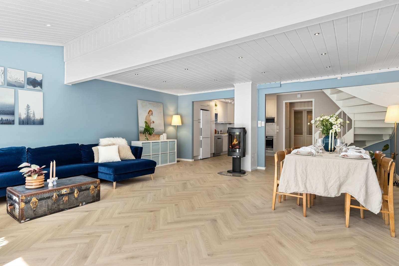 I stuen er det også plass til en spisegruppe om ønskelig. Med kjøkkenet i åpen løsning skapes et naturlig og sosialt samlingspunkt i boligen. Galleribilde