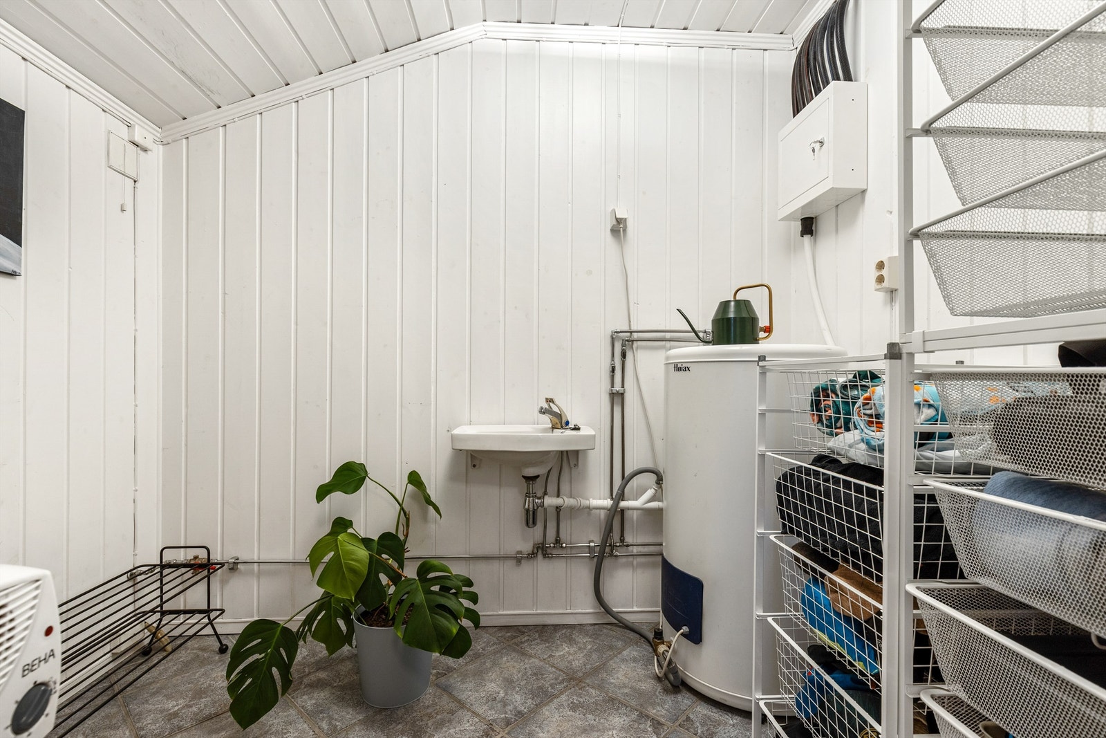 Ved behov for ytterligere oppbevaring er det et disponibelt rom hvor man for eksempel kan lage en garderobe eller et ryddig system for yttertøy og utstyr. Galleribilde