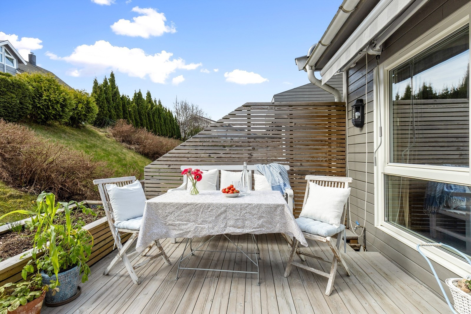 Terrassen fungerer som en fin forlengelse av stuen på årets varmere dager. Galleribilde