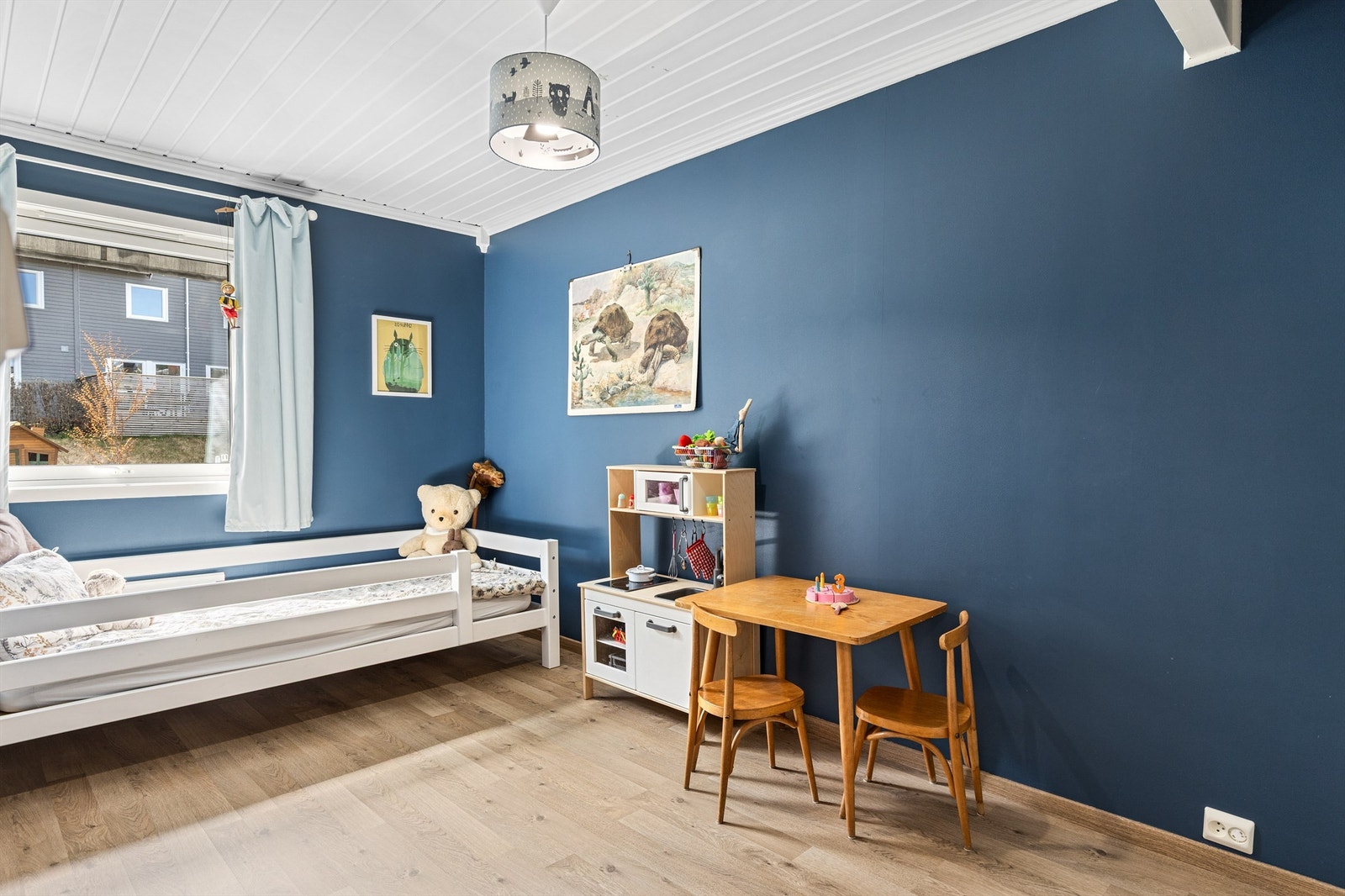 Boligens andre soverom er også av god størrelse og har plass til dobbeltseng, nattbord og kommode. Galleribilde