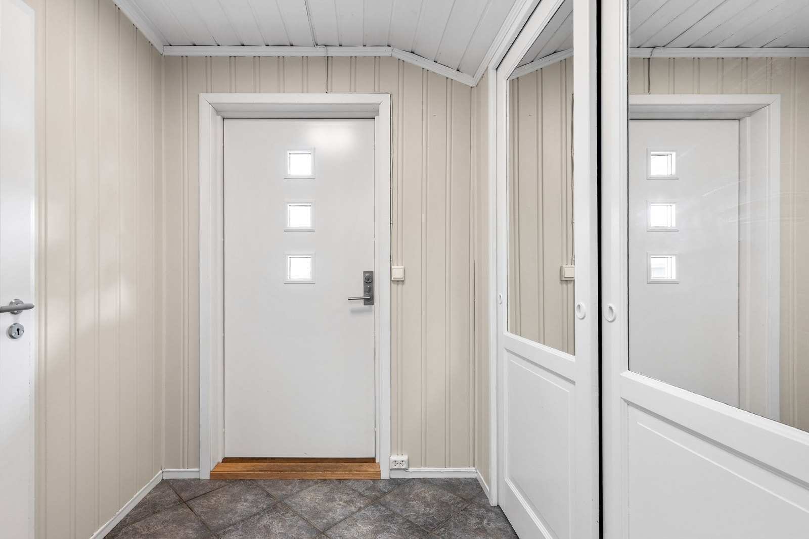 Velkommen inn i bolgen. Entréen er lys og innbydende med mye oppbevaringsplass i en romslig skyvedørsgarderobe. Galleribilde