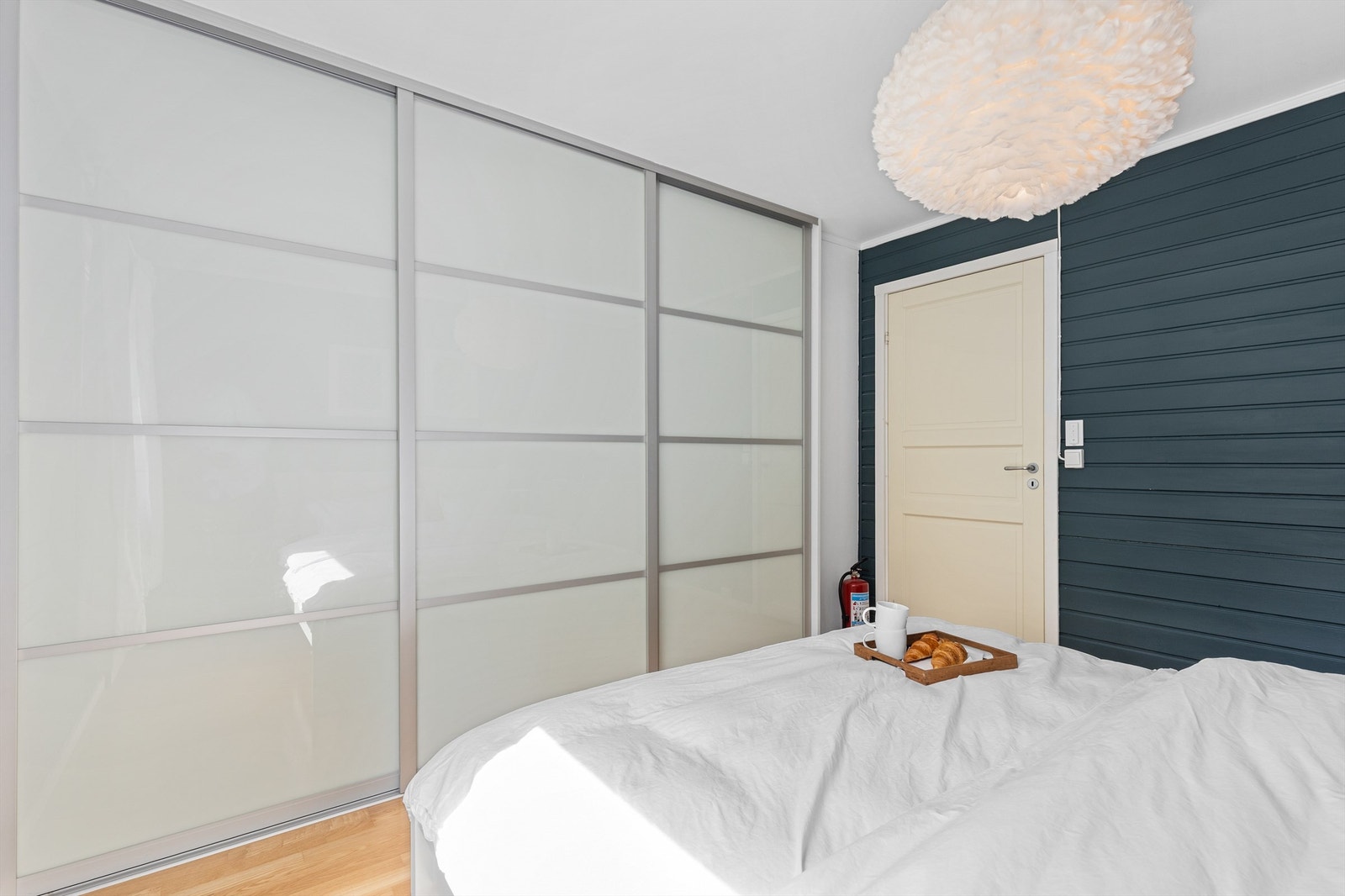 Det er rikelig med oppbevaringsplass i en romslig skyvedørsgarderobe. Galleribilde