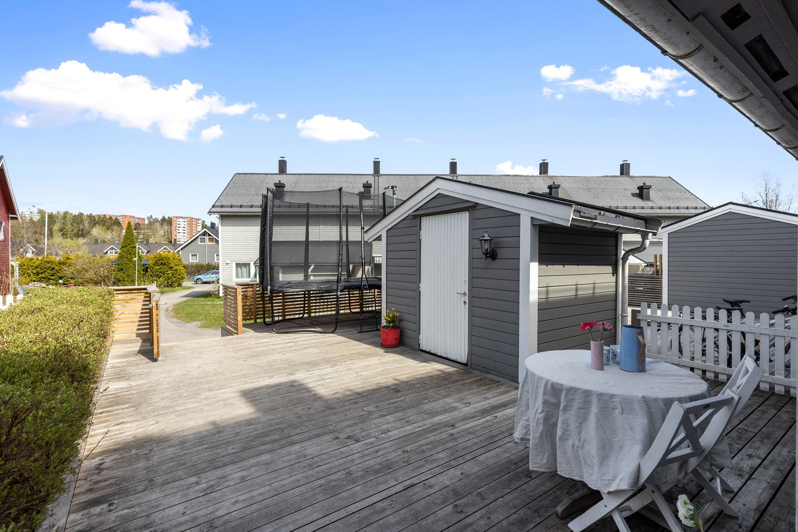 Her er det også en praktisk utebod hvor man for eksempel kan oppbevare gressklipper og annet utstyr. Galleribilde