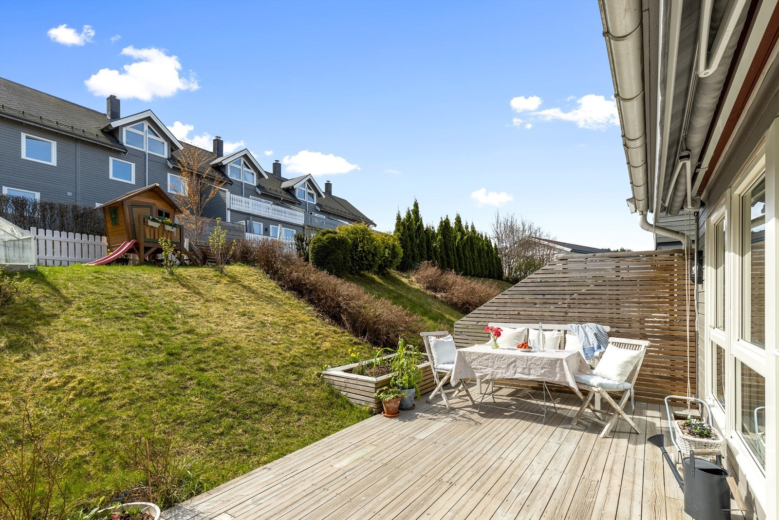 Her er det rikelig med plass til å møblere med ønsket utemøblement, og nyte årets varmere dager. Galleribilde