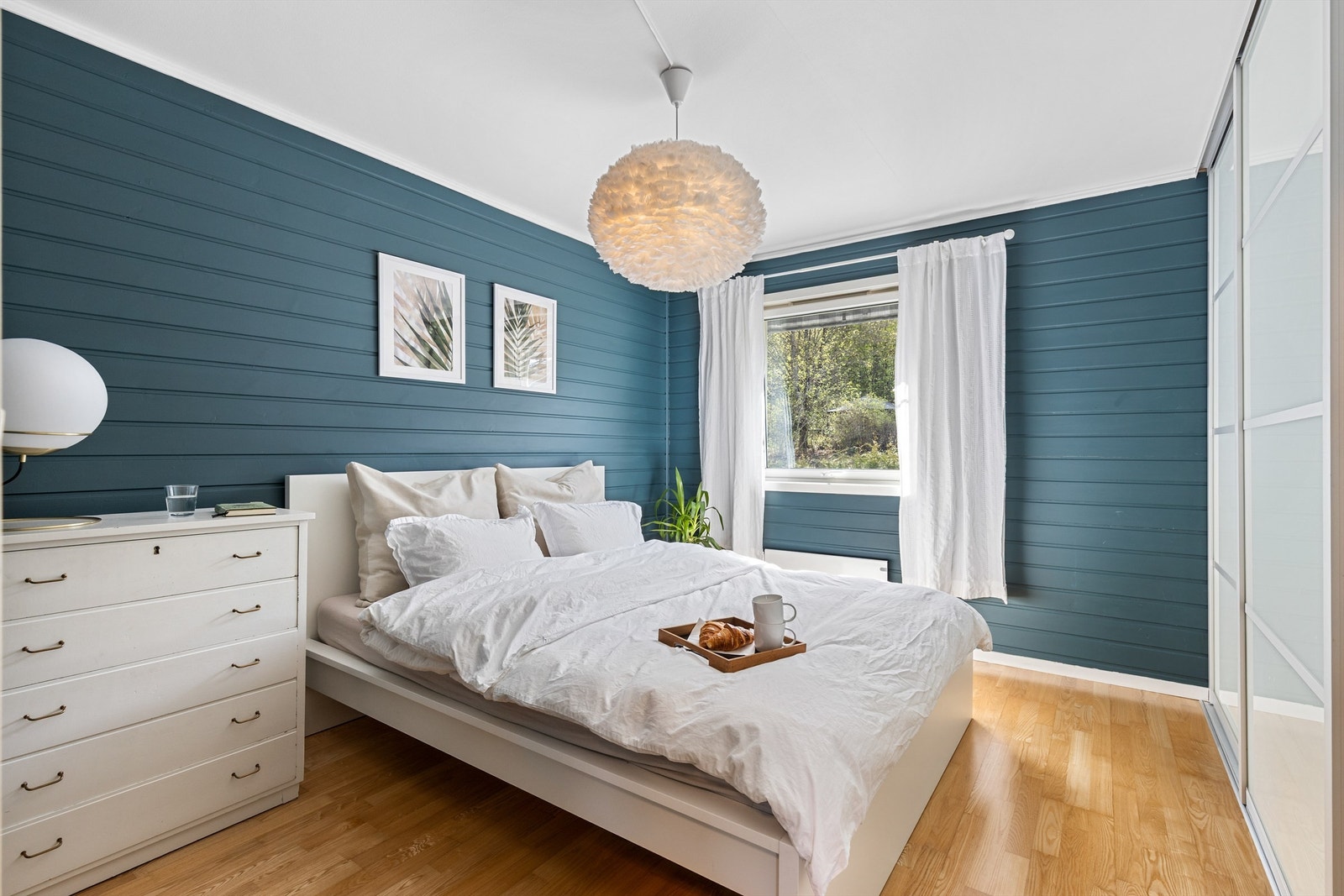 Hovedsoverommet er av god størrelse med plass til dobbeltseng, tilhørende nattbord og kommode. Galleribilde