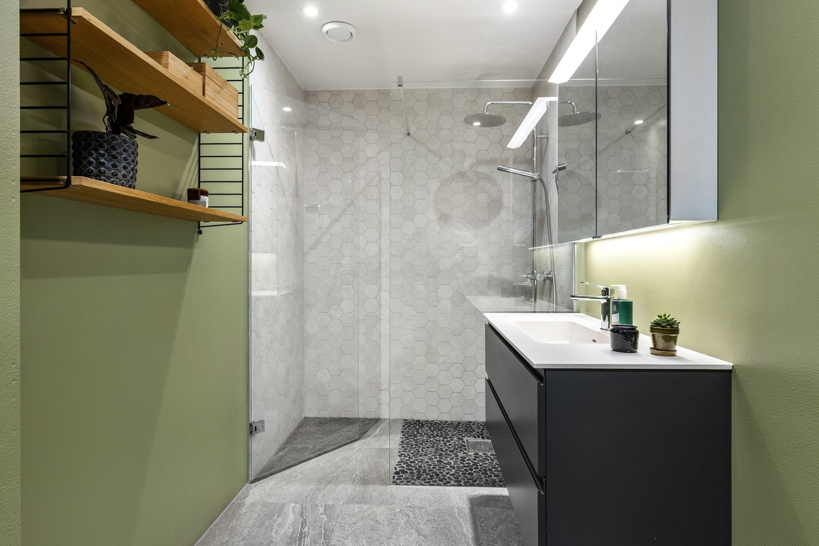 Boligens bad er stilfult og moderne med et eksklusivt uttrykk. Galleribilde