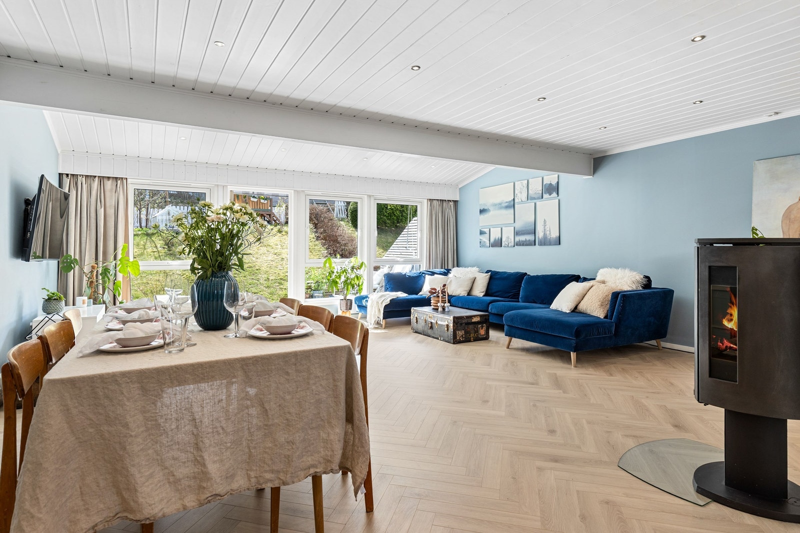 Et flott rekkehus over 3 romslige plan med fiskebenslaminat, peis og 4 romslige soverom. Galleribilde