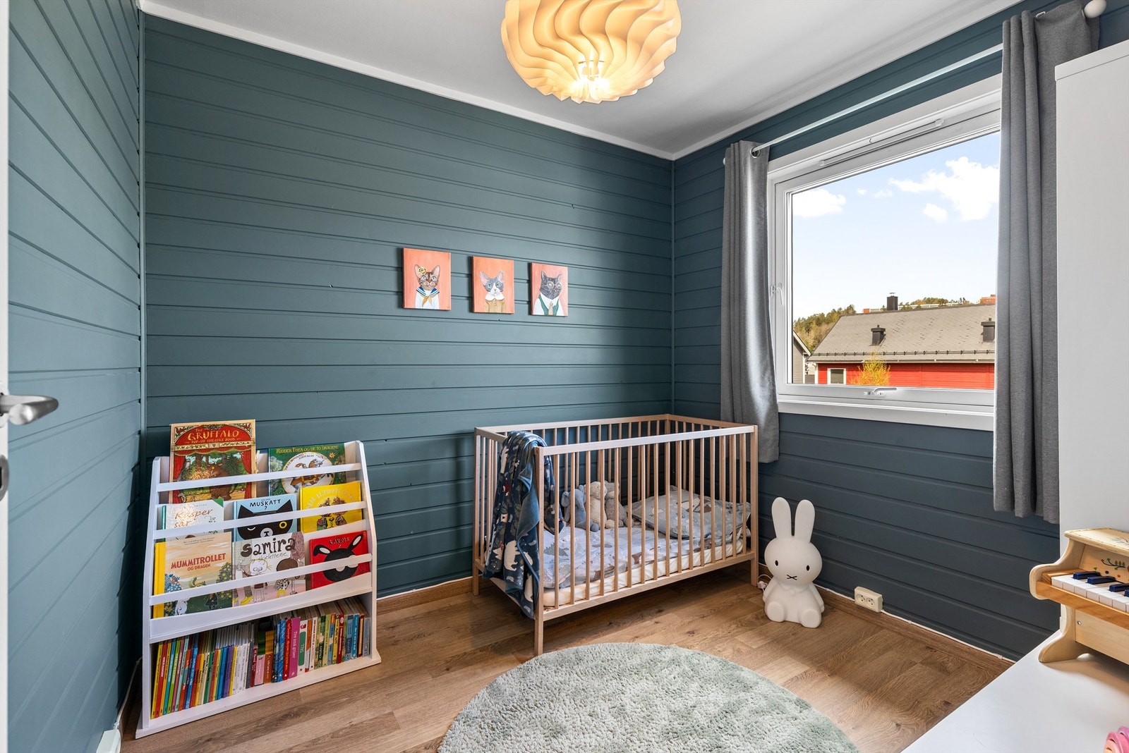 Boligens tredje soverom er også av god størrelse med plass til seng, nattbord og kommode. Rommet er også perfekt som gjesterom, barnerom eller kontor. Galleribilde