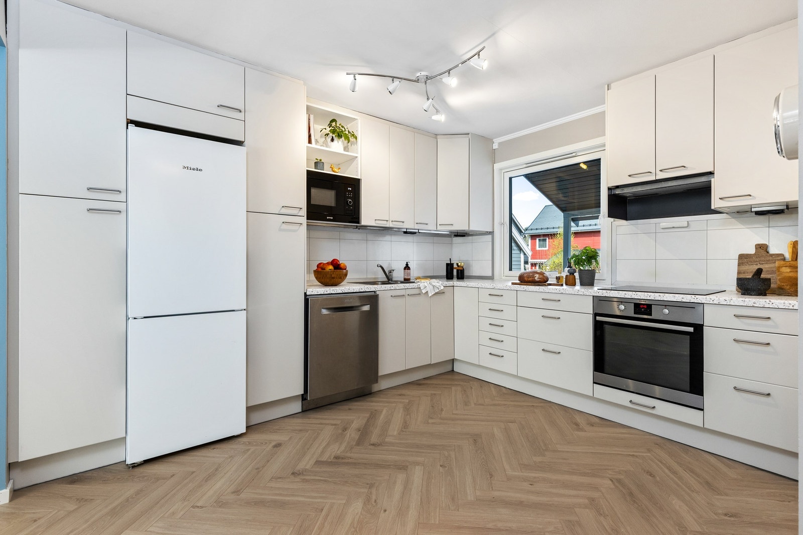 Kjøkkenet er av god størrelse med tidløs innredning av glatte fronter og laminat benkeplate med nedfelt vask- og skyllekum. Galleribilde