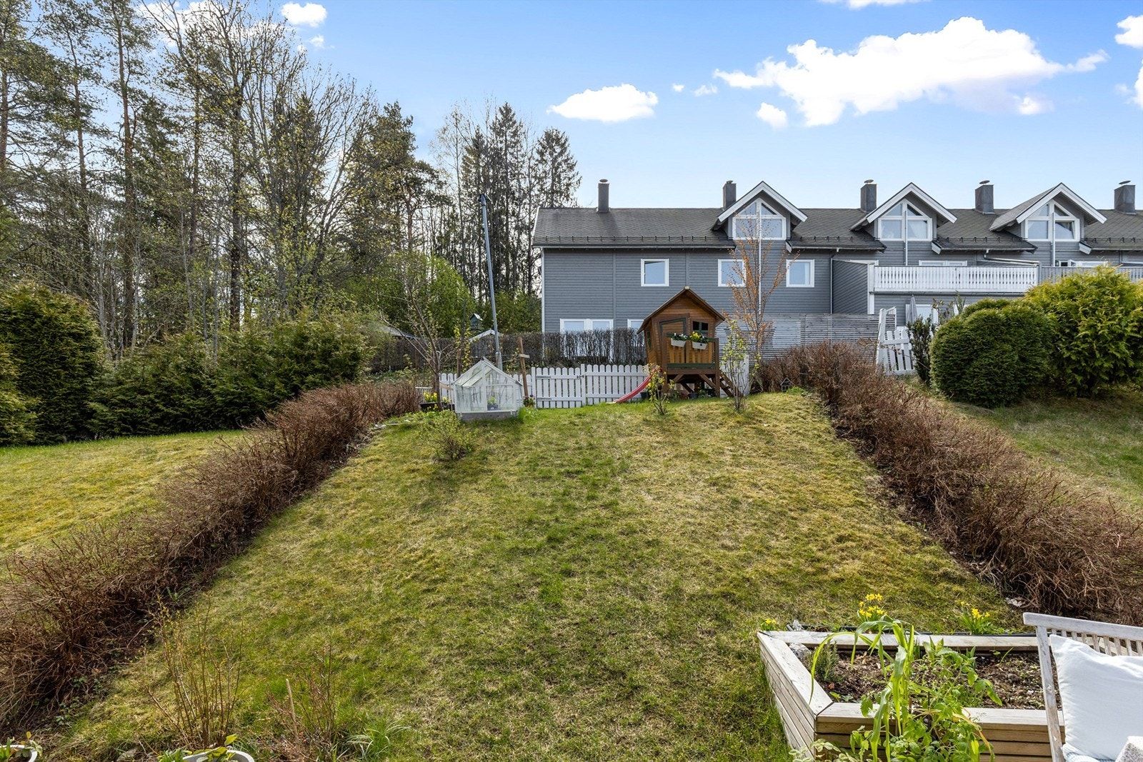 Her kan barna leke i privat hage. Galleribilde