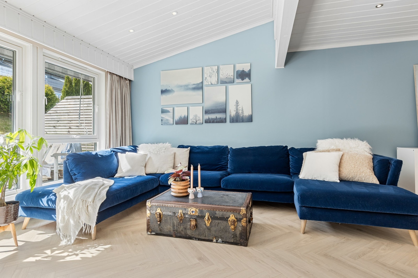 Stuen er av god størrelse med plass til en stor sofagruppe med tilhørende salongbord og TV-seksjon. Herfra er det utgang til boligens sydvendte terrasse på ca. 18 m². Galleribilde