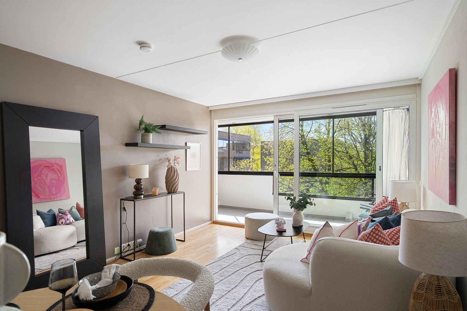 Romslig stue med plass til sofa og spisebord Galleribilde
