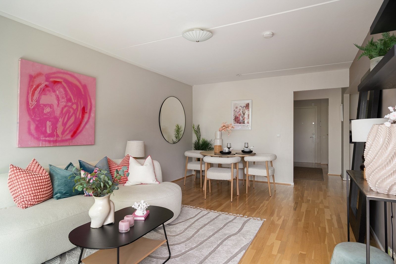 Stuen er i en lys farge og parkett på gulv. Galleribilde