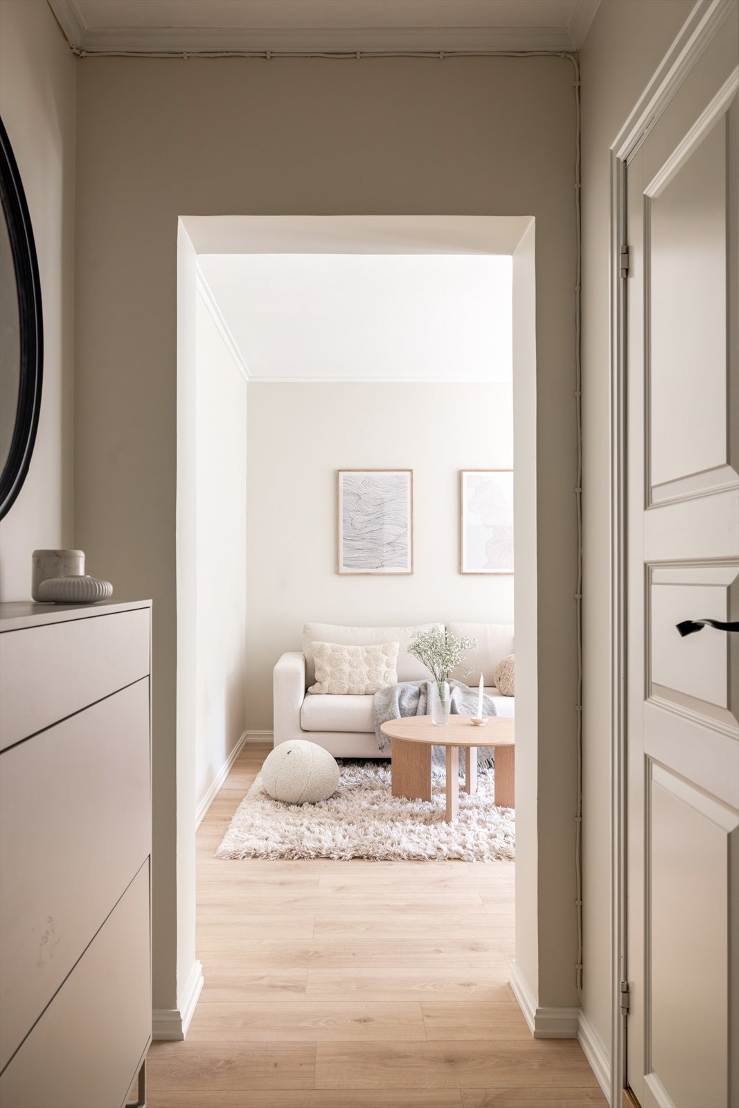 Det er plass til sko og yttertøy, og entréen leder deg naturlig videre inn til boligens øvrige rom. Galleribilde