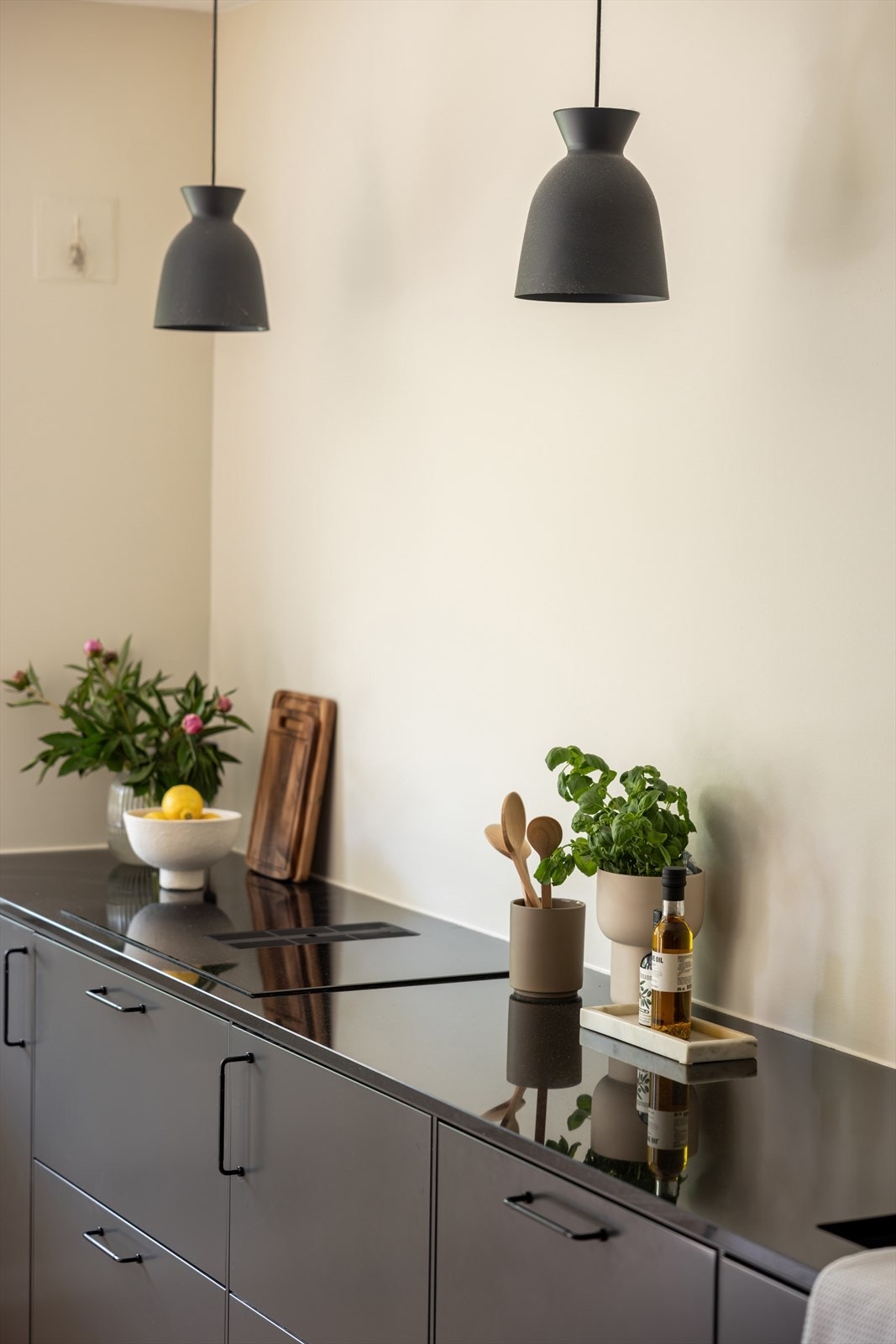 Lekker benkeplate i naturstein. Her er det investert i detaljer som kombinerer moderne design med god brukervennlighet. Galleribilde