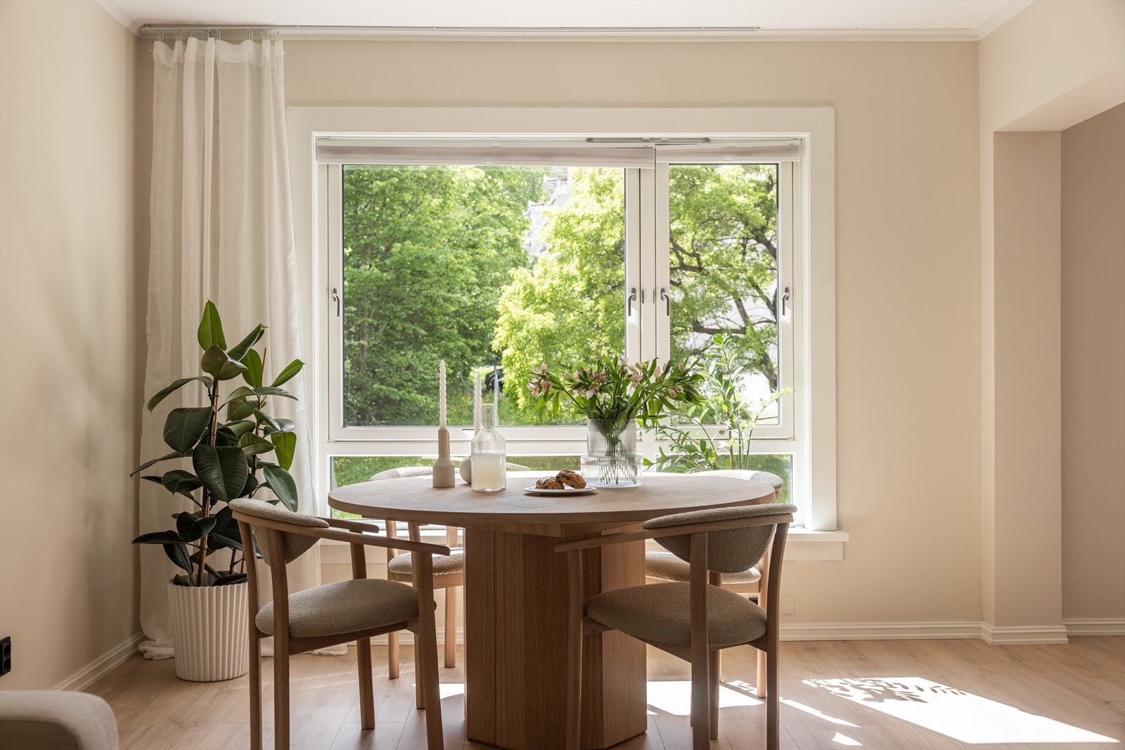 Store vindusflater slipper inn rikelig med naturlig lys. Herlig grønn utsikt! Galleribilde