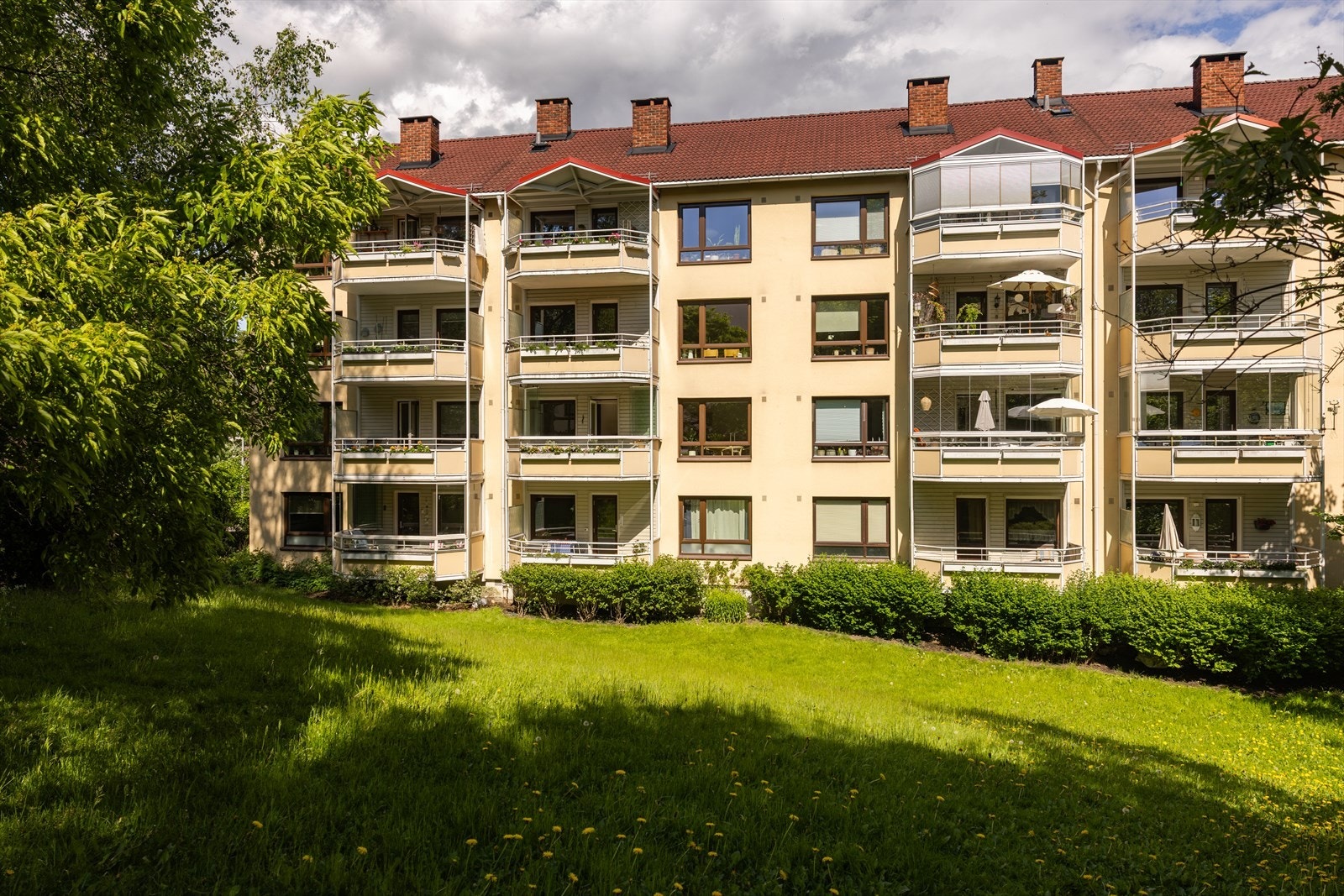 Boligen har en idyllisk beliggenhet med umiddelbar nærhet til Akerselva, hvor du kan nyte vakre gangveier og marka med flotte turmuligheter året rundt. Galleribilde