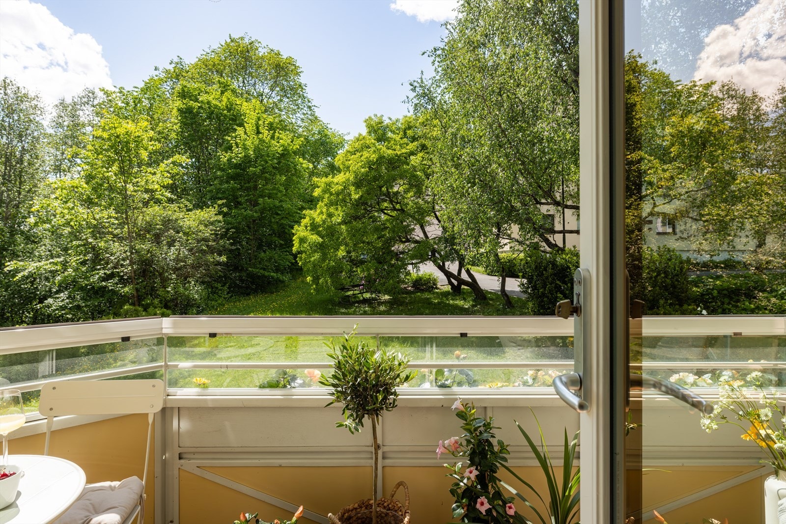 Fra stuen er det utgang til en vestvendt balkong på ca. 7 m² med skyveglass. Galleribilde