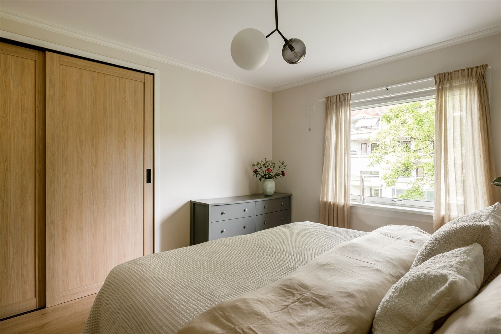 En ny og romslig skyvedørsgarderobe i eik fra Acme bidrar til et moderne og minimalistisk uttrykk. Galleribilde