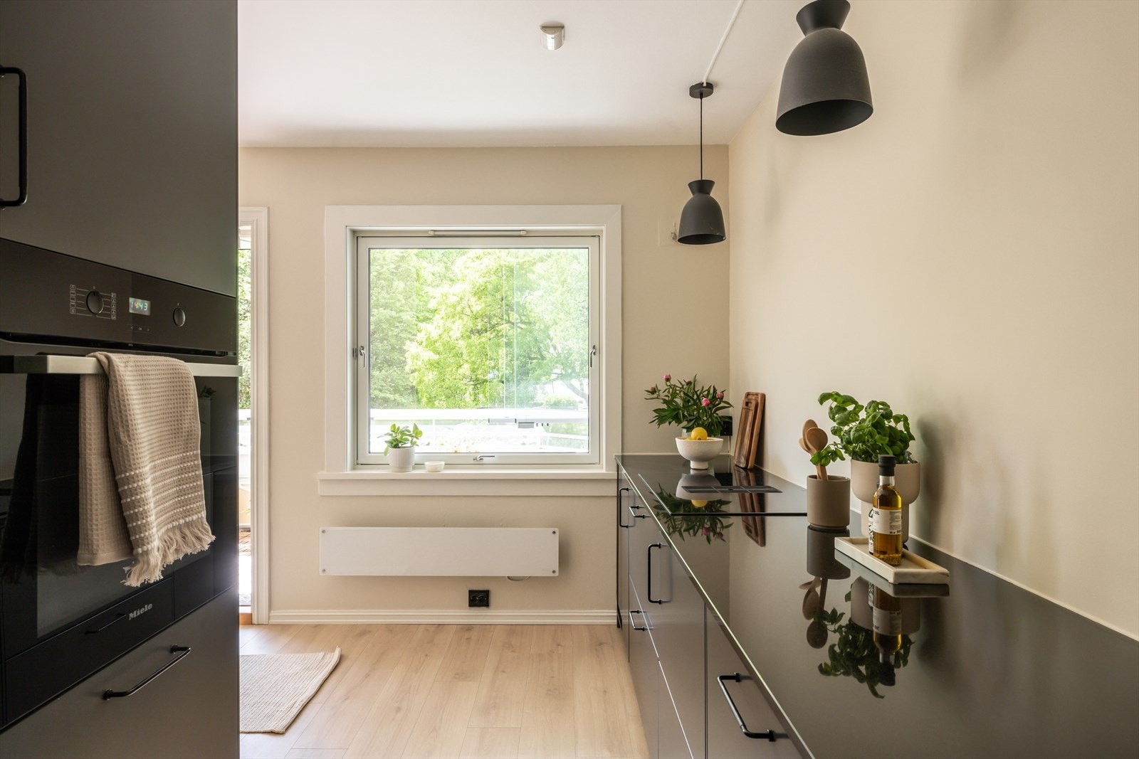Integrerte hvitevarer for det meste fra Miele, bestående av kjøl/frys, oppvaskmaskin, vinskap, stekeovn og nedfelt platetopp med integrert avtrekk. (Platetopp fra Witt. Vinskap fra Temp Tech) Galleribilde