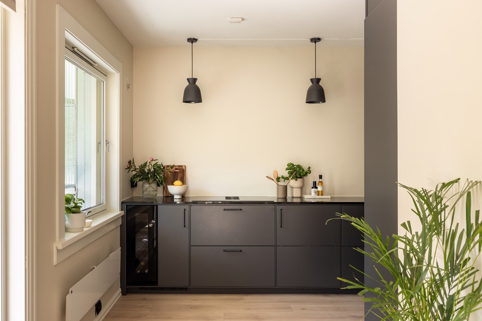 Kjøkkenet er gjennomført med materialvalg og løsninger av høy kvalitet. Galleribilde