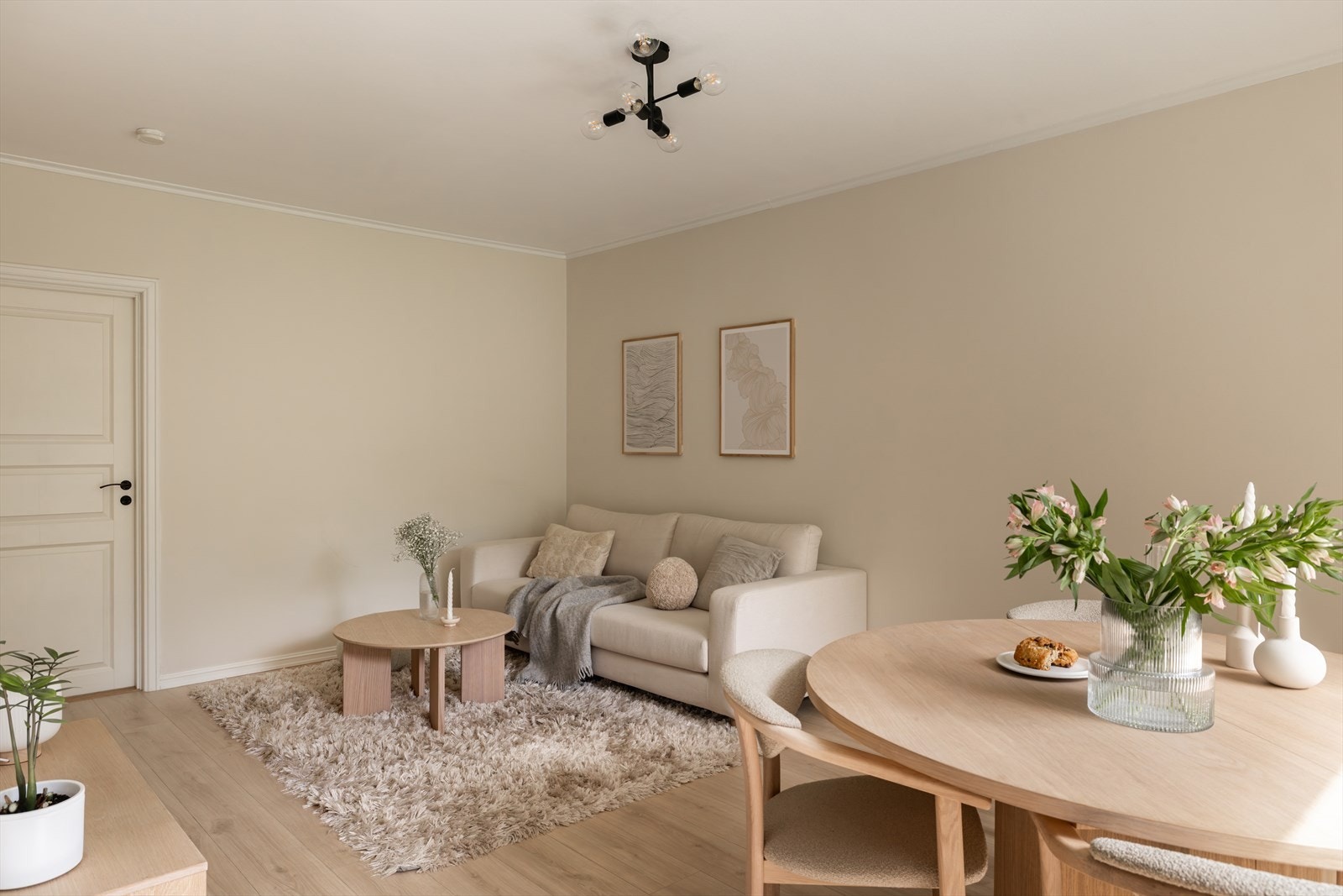 Rommet har god plass til både sofa- og spisegruppe. Galleribilde