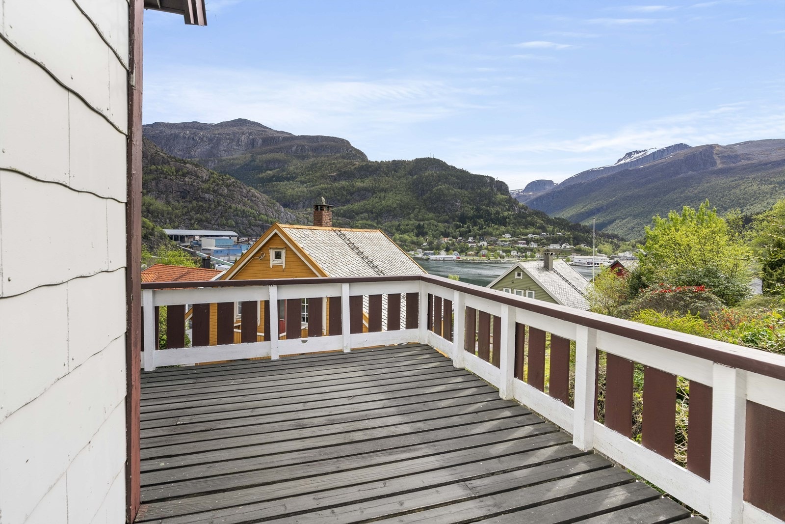 Stor terrasse med fin utsikt Galleribilde