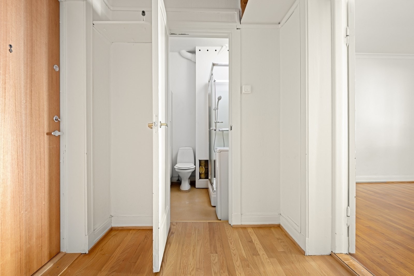 I entréen ligger kjøkken og baderom vis-à-vis. Galleribilde