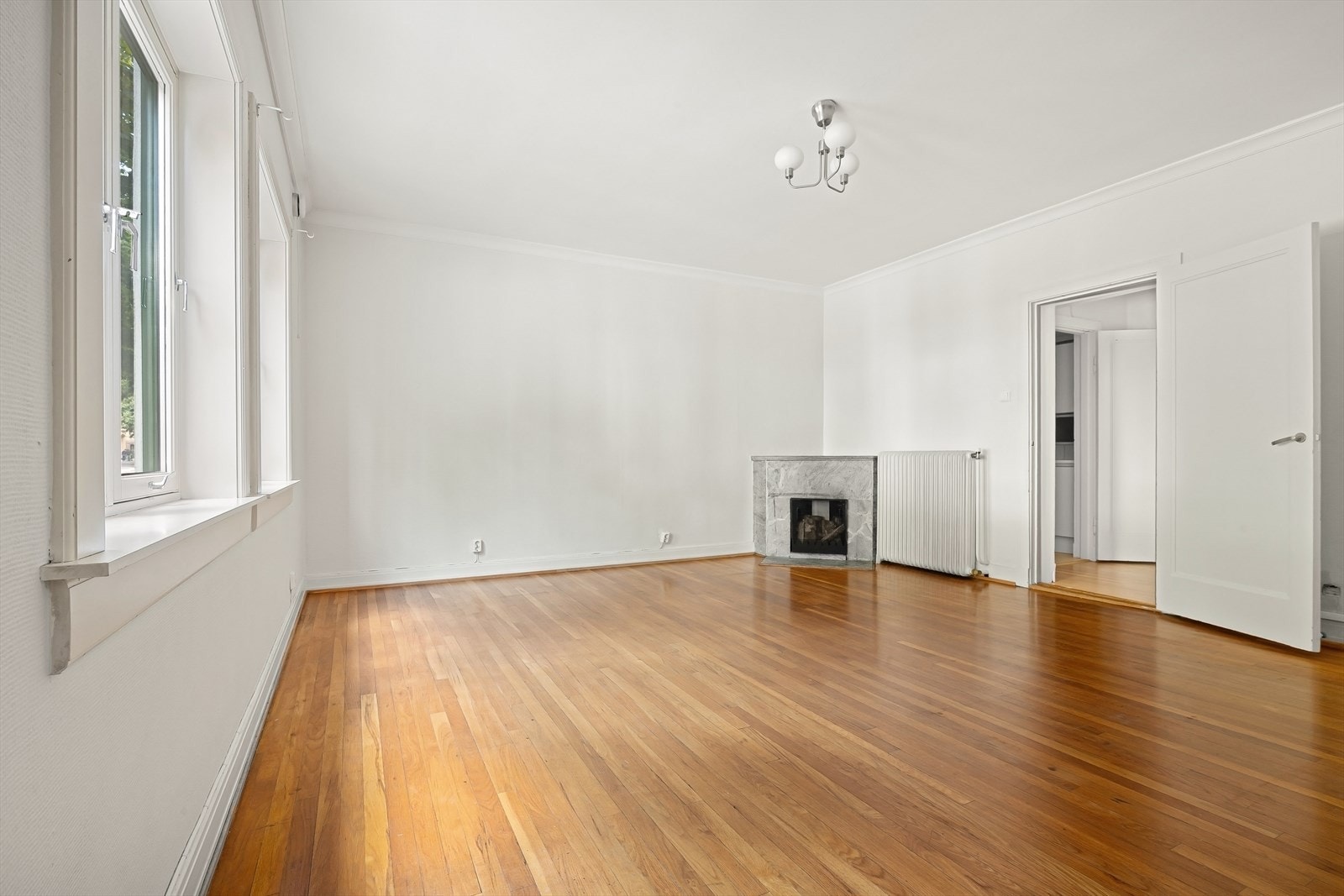 Svært god romfølelse i den luftige stuen. Galleribilde