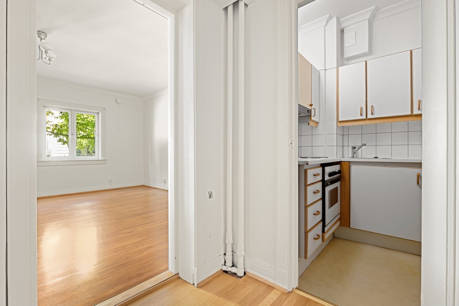 Mellomgang med adkomst til stuen, kjøkkenet og baderommet. Galleribilde