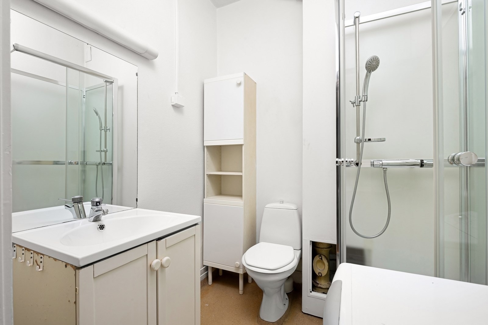 Baderom av eldre årstall med moderniseringsbehov. Galleribilde