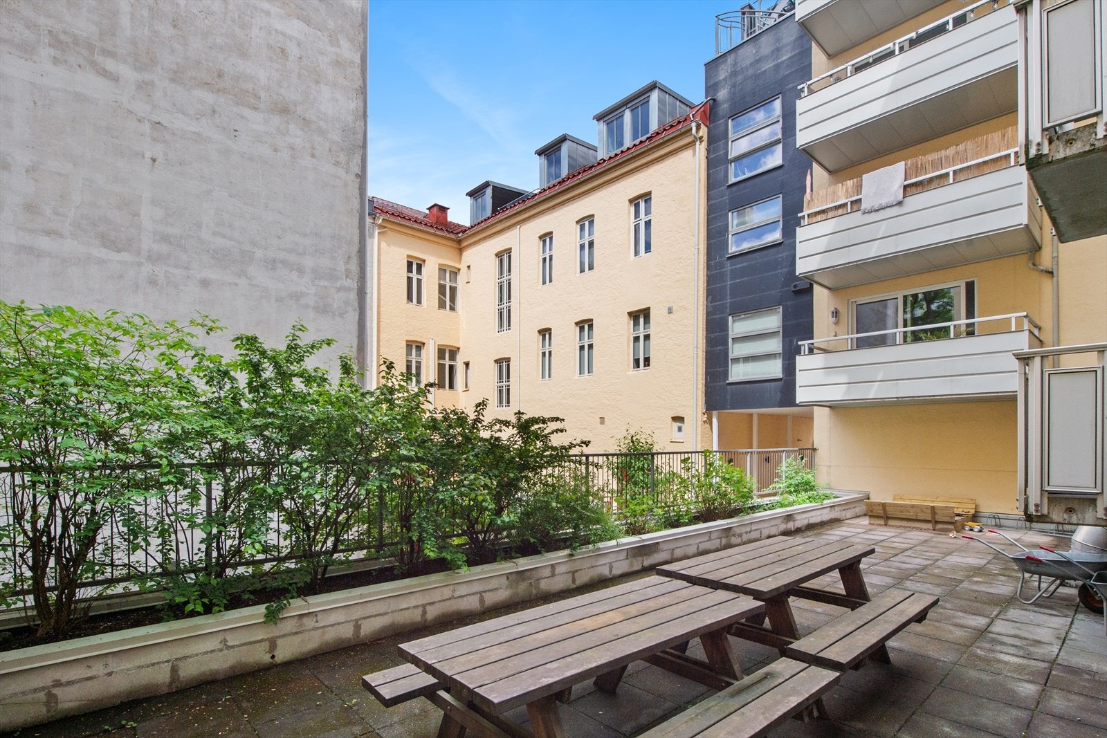 Bakgård. Galleribilde