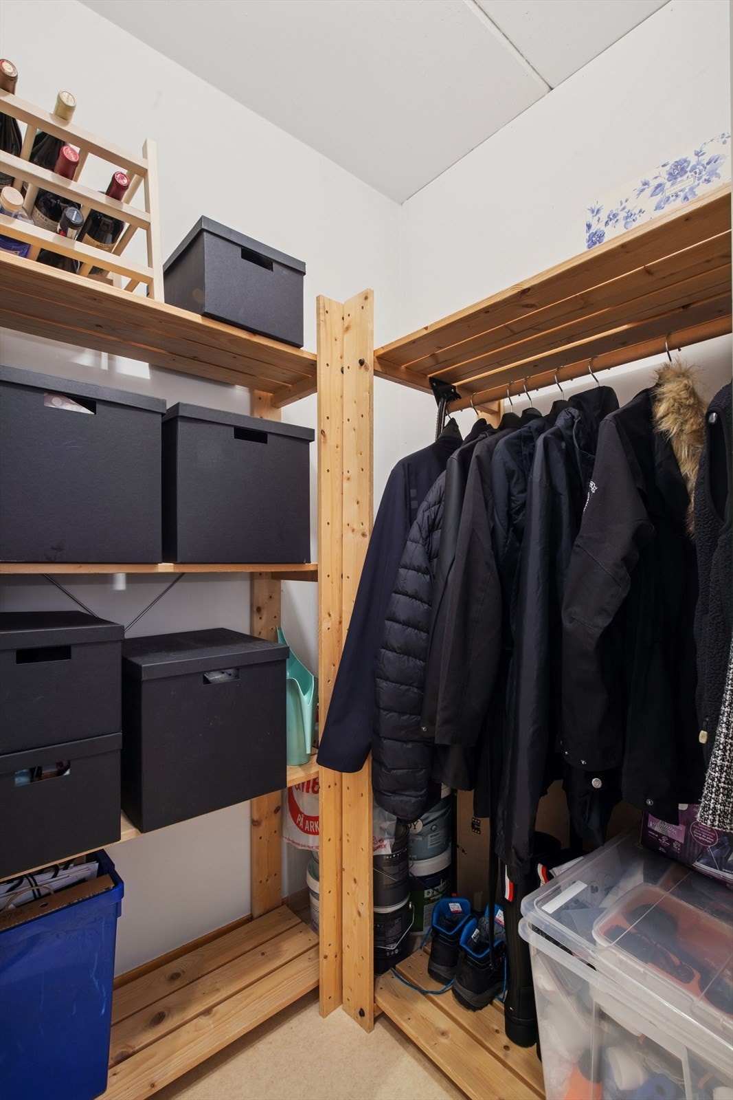 Det er også en innvendig bod med god plass for oppbevaring av støvsuger, jakker og sko. Galleribilde