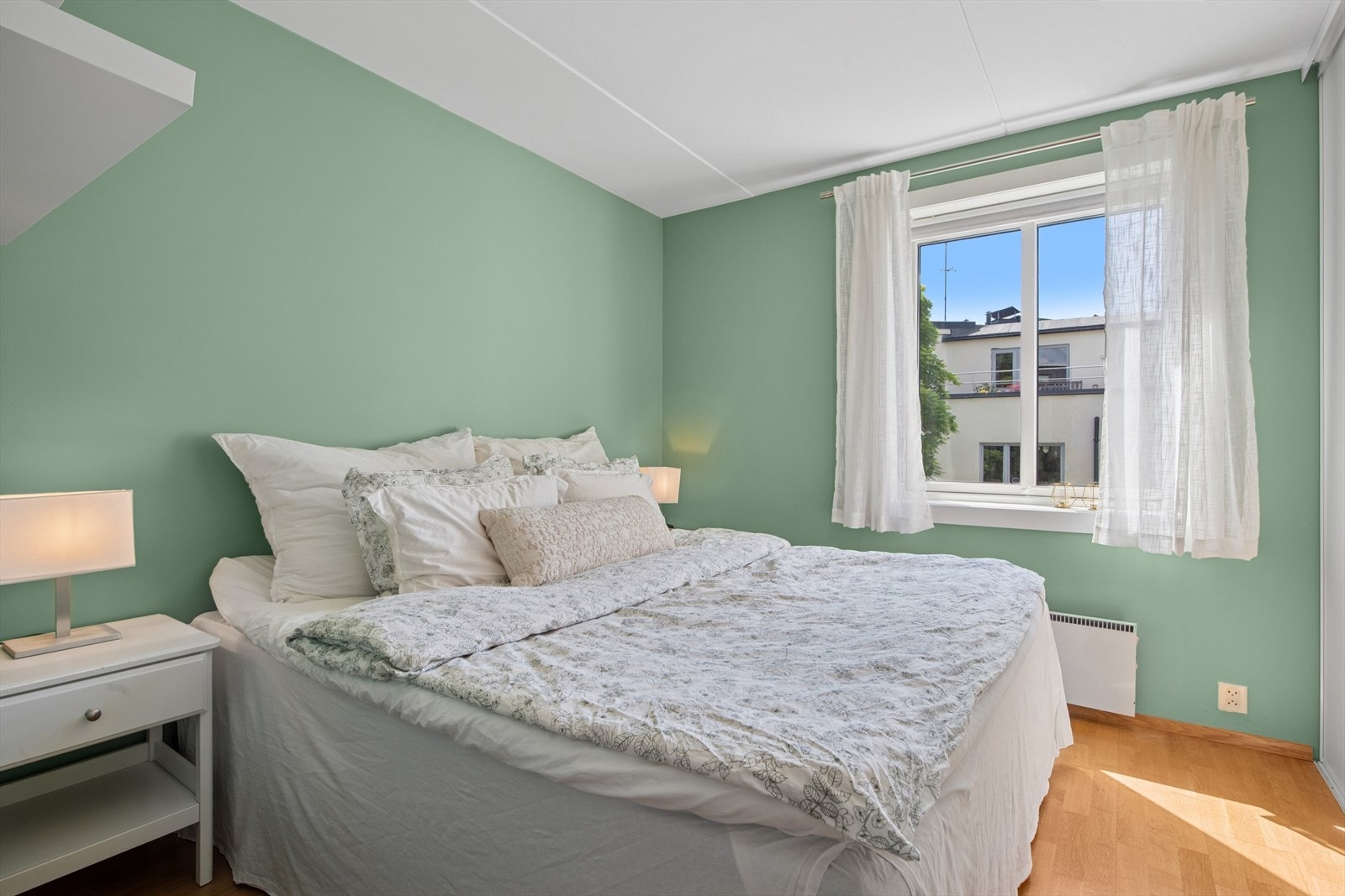 Boligen har 2 soverom av god størrelse. Hovedsoverom er innredet med stor seng og plassbygget skyvedørsgarderobe. Galleribilde