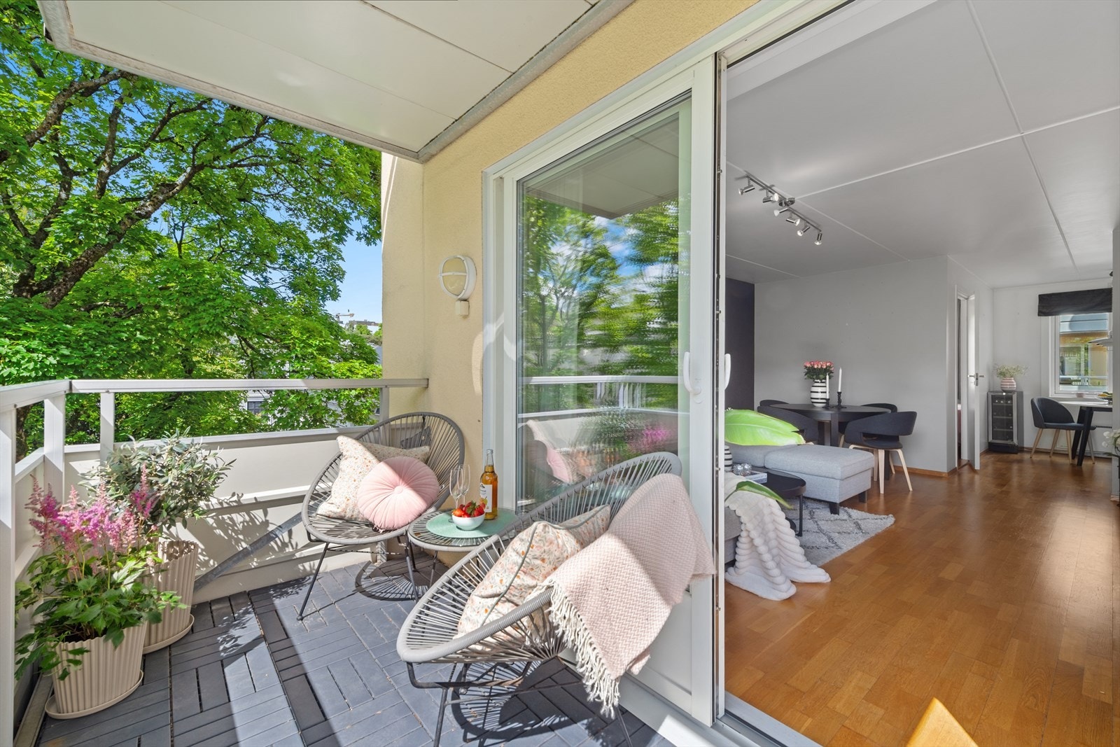 Her bor du sentralt, men samtidig tilbaketrukket til i veldrevet bygård med grønne fellesarealer. Galleribilde