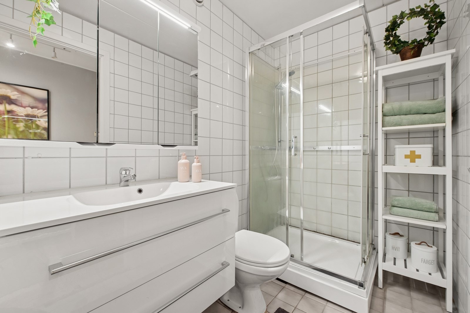 God plass til oppbevaring på baderommet. Det er mekanisk avtrekk. Galleribilde