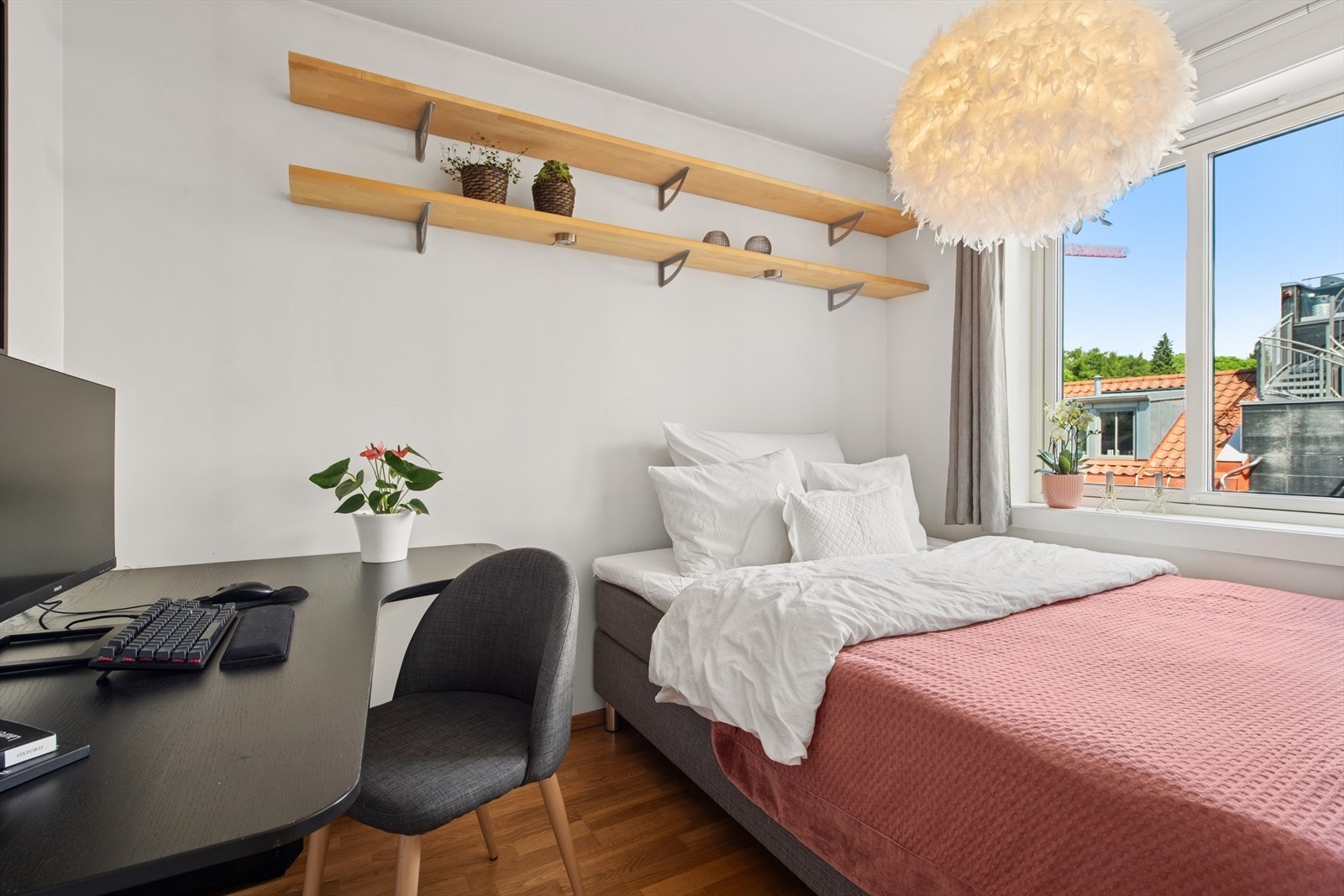 Soverom nr. 2 er ypperlig som gjesterom eller kontor, i dag er rommet innredet med begge muligheter. Galleribilde