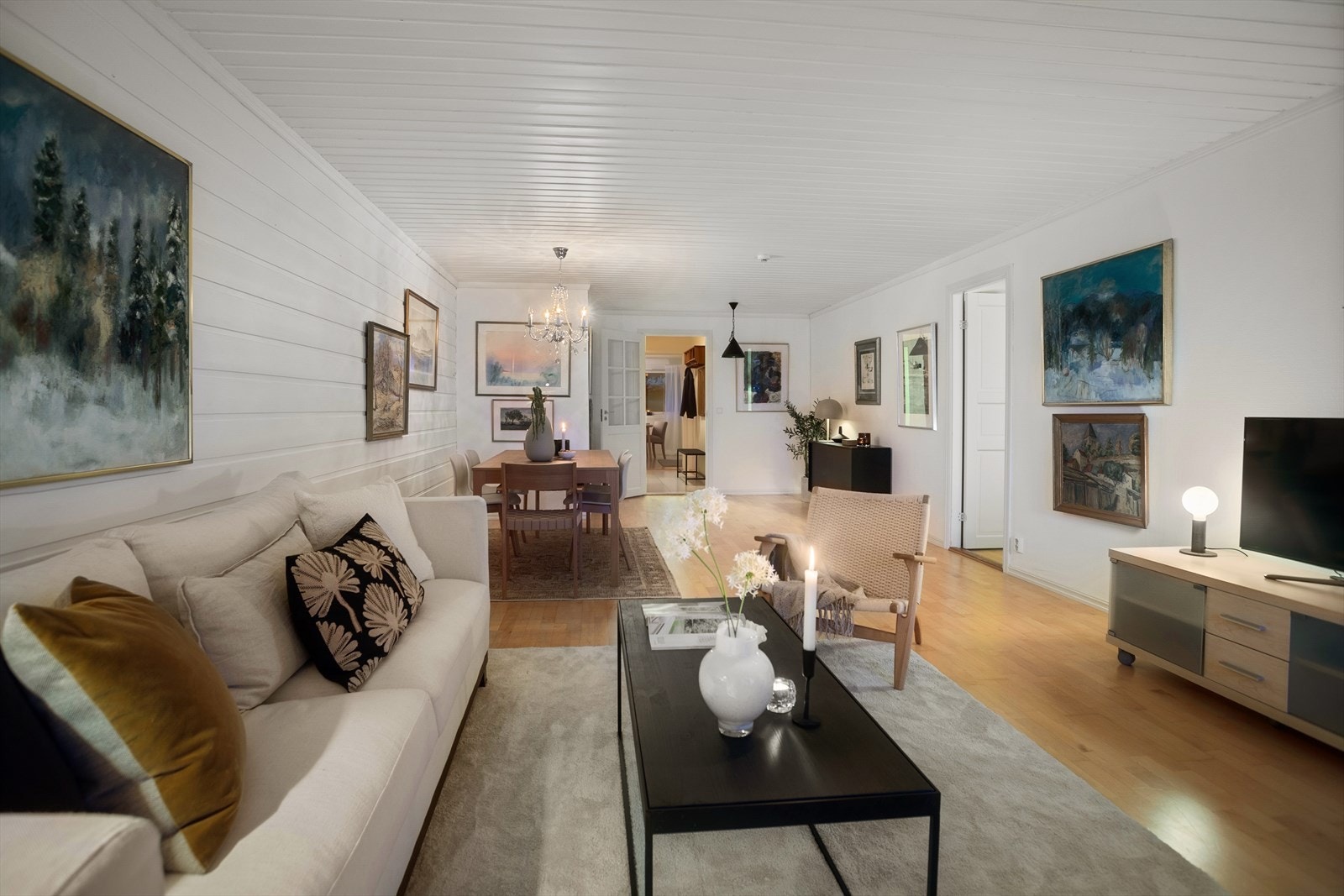 Den store stuen har god plass til flere soner. Galleribilde