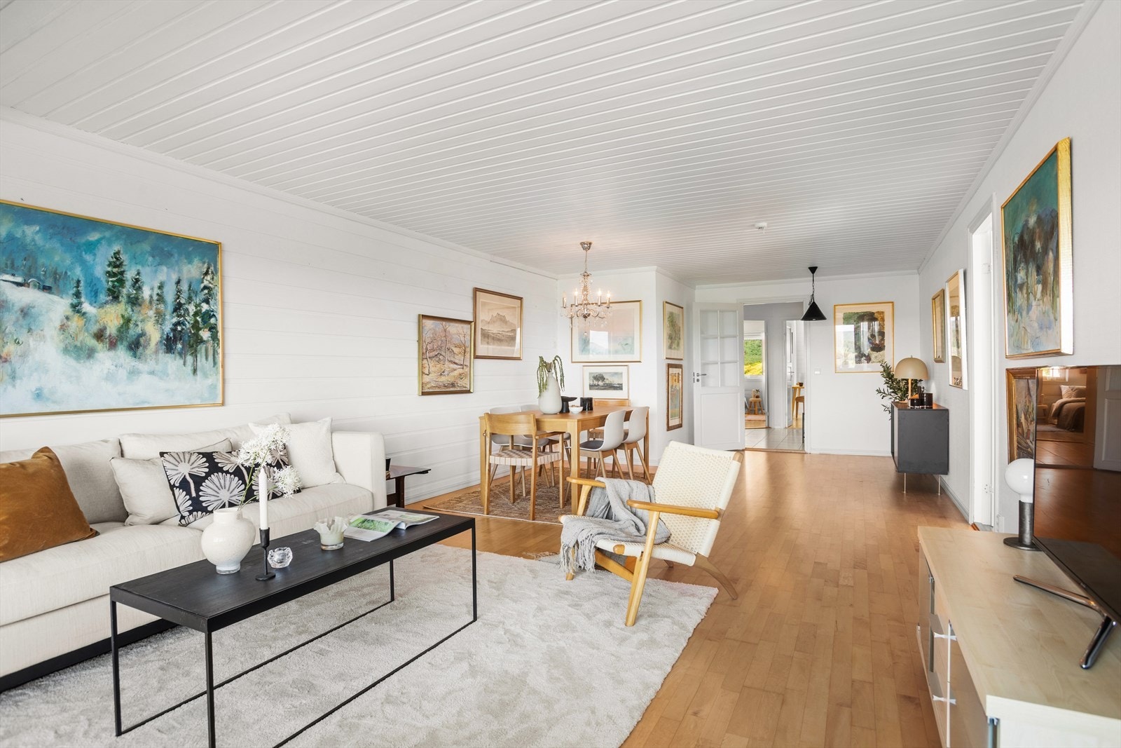 Lys og innbydende leilighet med mange møberingsmuligheter. Galleribilde