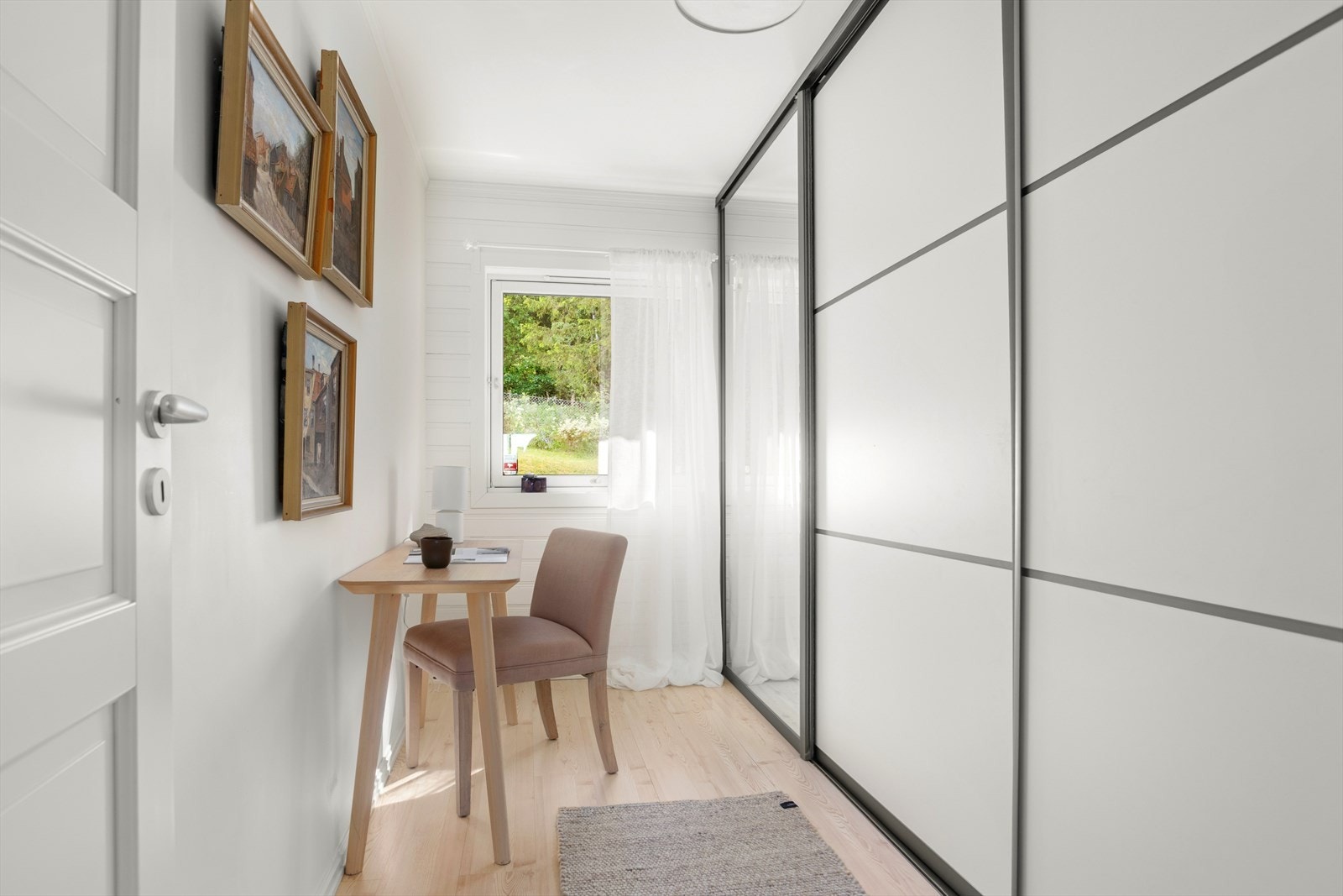 Soverom 4 med stor skyvedørsgarderobe. Galleribilde
