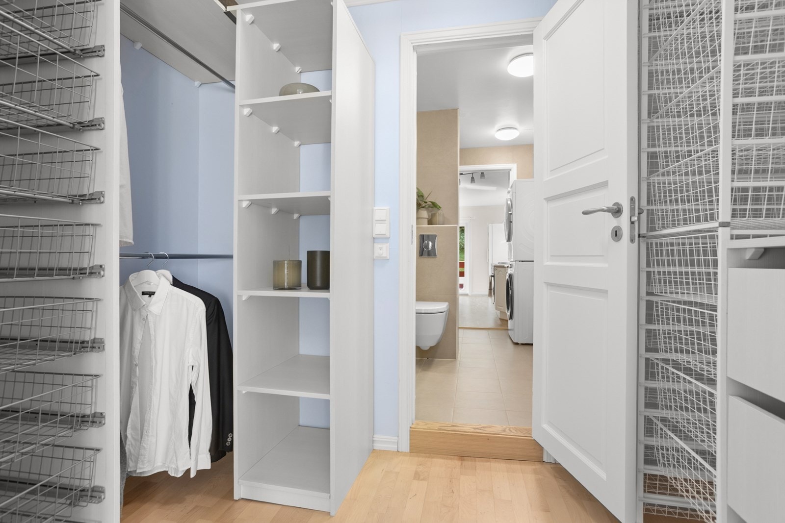 Praktisk walk in closet. Galleribilde